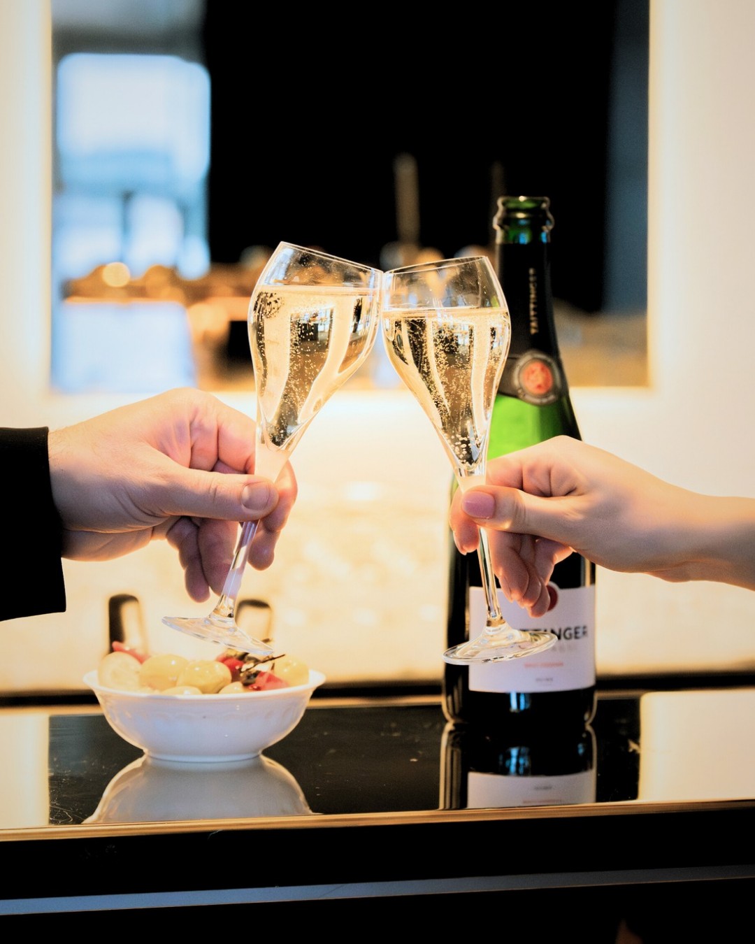 Alla hjärtans dag... och vårt 1-årsjubileum 🥳
Vi firar kärleken, året som gått och kvällen som väntar.
Med bra sällskap, något gott i glasen och stämning som sitter.
DJ @madji.official spelar från kl 21 till sent.
Ät, drick, njut och sov genom att boka på waxholmshotell.se.
Kom och skåla med oss. ✨