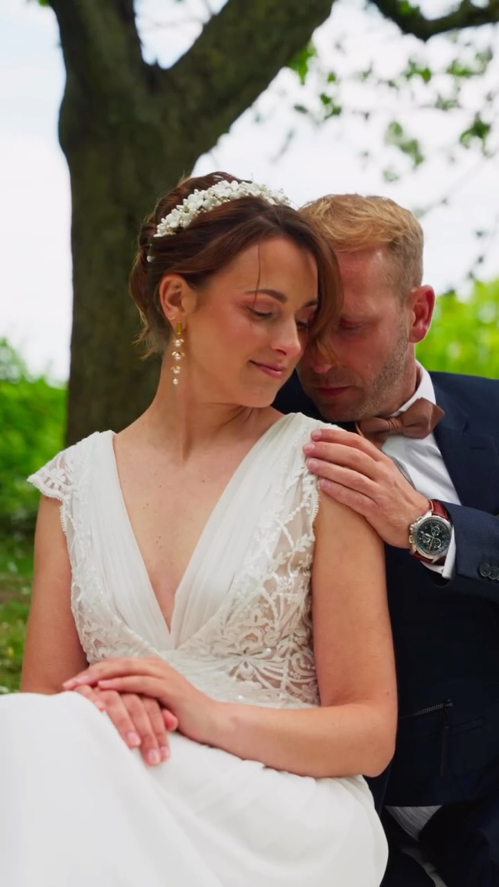 Vous aussi, vous l’attendiez ?
La deuxième partie de la saison de Bridgerton vient de sortir.
Il y a un an, je réalisais cette séance inspiration mariage aux accents Régence anglaise, entouré de prestataires passionnés.
Une esthétique raffinée, des regards chargés de tension romantique, une mise en scène pensée comme un véritable film de mariage.
J’aime explorer ces univers forts, où l’élégance rencontre le cinéma.
Parce qu’un film de mariage peut aussi raconter une histoire d’amour autrement — avec caractère, avec intention, avec style.
Organisation & Wedding Design : @lecourrierdubonheur.wedding
Coordination : @wedding_perfect_wp
Lieu : @le_domaine_de_la_chartreuse
Photographe : @christopheblaszkowski
Mise en beauté : @ellen__pietrowski
Robe de mariée : @elsagary
Fleurs : @flowers4event
Alliances : @coucotjoaillerie
Bijoux : @nahclay_
Violoniste : Claire Violle
Gâteau : @jemoccupedudessert
Sablés : @fabulous.biscuits
Papeterie : @lesfairepartdenathalie
Rubans : @atelier.lilik.creations
Décoration & mobilier : @reveriesetboislocation
Officiante de cérémonie : @agenceeluminawedding
#inspirationmariage
#filmagemariage
#videastedemariage
#mariagehautdegamme