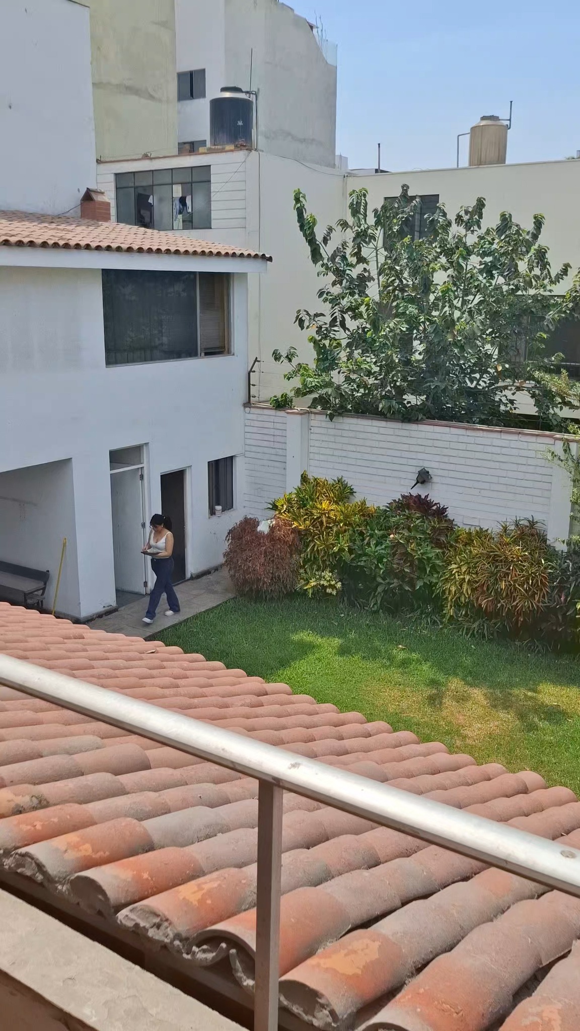 Cada proyecto empieza con una buena pregunta:
¿cómo debe funcionar realmente esta casa para quienes la habitan?
Hoy iniciamos la remodelación integral de una vivienda de más de 50 años, planteada desde el primer momento bajo criterios de accesibilidad universal, para responder a la dinámica de vida de una persona con movilidad reducida permanente.
Diseñar no es solo transformar espacios, es entender cómo se viven.
Por eso, nuestro proceso comienza con evaluaciones técnicas, diseño consciente y decisiones estructurales que aseguren funcionalidad, seguridad y adaptabilidad a largo plazo.
Nos especializamos en la remodelación de casas antiguas, acompañando cada proyecto desde el análisis inicial hasta la ejecución final, con una mirada integral y responsable.
Porque un buen diseño no sigue modas:
se adapta a las personas y a su forma de vivir.