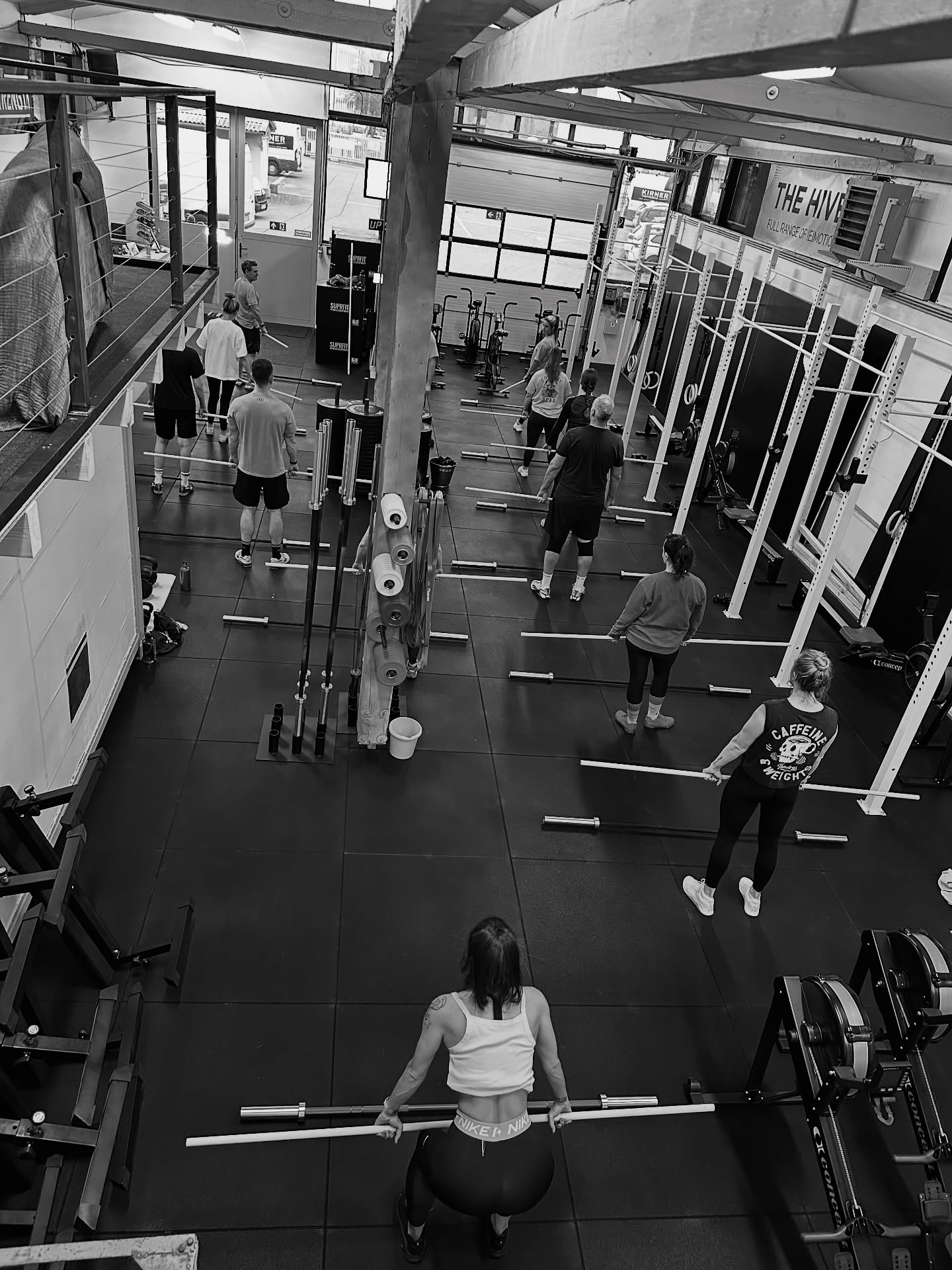 We built THE HIVE.
You made it alive.
◌ ◌ ◌ ◌ ◌ ◌ ◌ ◌ ◌ ◌ ◌ ◌ ◌ ◌ ◌ ◌
Die letzten Tage sind schwer in Worte zu fassen. Classes, die sich füllen, neue Namen auf dem Whiteboard, glückliche Menschen auf dem Floor, in der Umkleide und auf dem Community Podest 🥹
Es ist lauter.
Es ist chaotischer.
Es ist bunter.
Und es ist tausendmal besser.
THE HIVE lebt - schneller, schöner und echter, als erhofft. Vor 6 Wochen noch eine leere Halle ohne Seele, ohne Farbe, ohne uns - und heute laufen wir hier rein und denken: Holy shit - das ist’s man. Genau das.
Ich dachte, ich wüsste, wie sich das anfühlt. Aber die Nummer hier ist einfach ziemlich überwältigend… Cool bleiben steht aktuell nicht im Programming 🫠
DANKE, dass ihr das hier mit uns aufbaut. 🐝💜
◌ ◌ ◌ ◌ ◌ ◌ ◌ ◌ ◌ ◌ ◌ ◌ ◌ ◌ ◌ ◌
SAVE THE DATE 🫧 07.03.
Opening Event ➡️ Anmeldelink in der Bio!