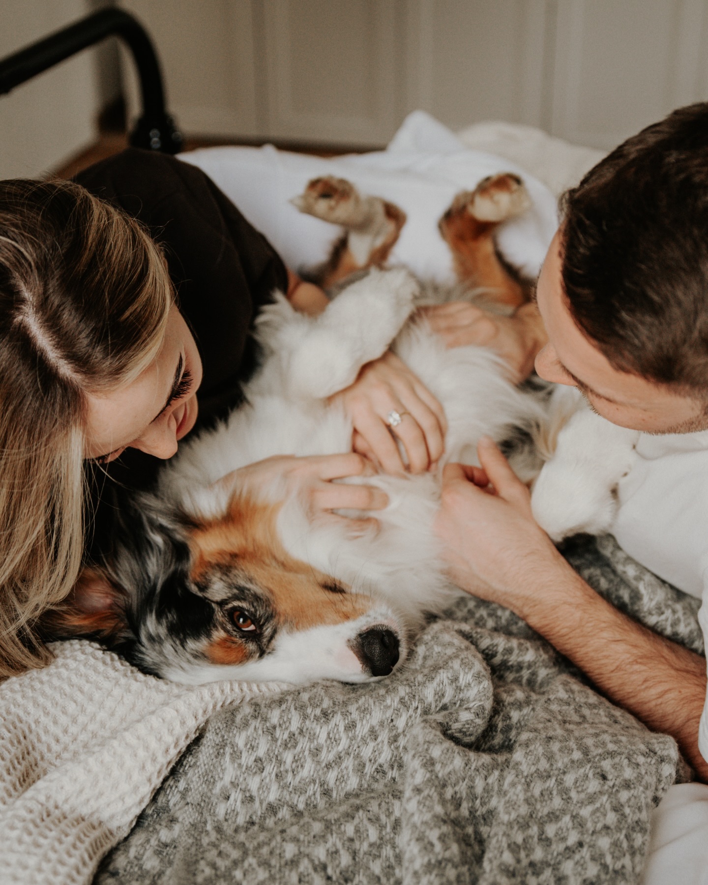 Wie fühlt sich Zuhause an?
Für diese Homestory durfte ich einen ganz persönlichen Einblick festhalten.
Zwischen Kuschelmomenten auf dem Sofa, dem Lieblingsbuch, leise laufenden Schallplatten und einem Hund, der immer mittendrin war, entstanden ehrliche Augenblicke voller Nähe und Geborgenheit.
Ganz ohne Eile, eine Homestory die nicht perfekt sein muss, sondern sich einfach richtig und ganz natürlich anfühlt.