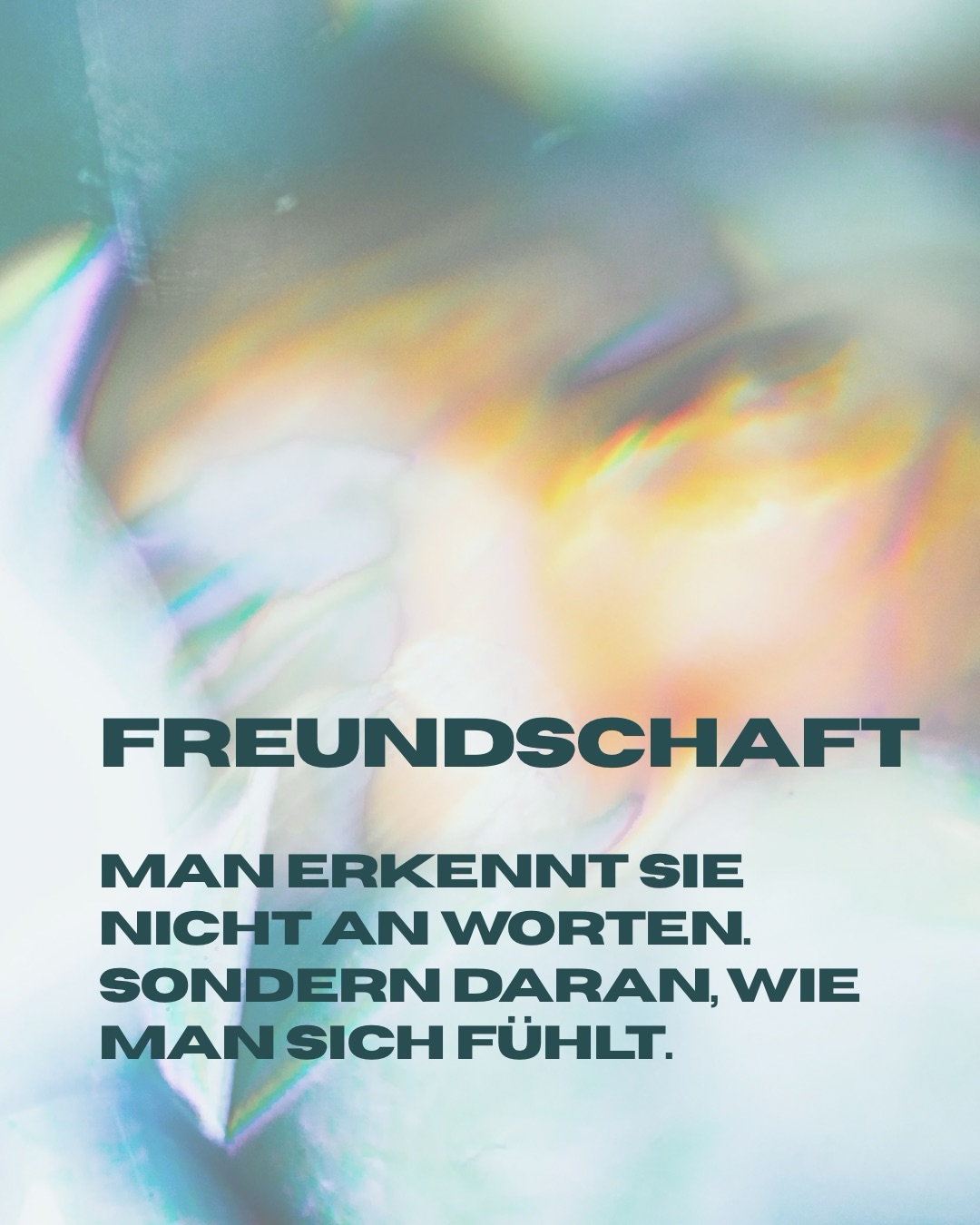 Freundschaft hat viele Gesichter.
Manche kommen nah –
aber bleiben nicht.
Manche nennen sich Freundschaft –
und sind doch nur Nähe auf Zeit.
Ich habe lange in jedem zuerst das Gute gesehen.
Und das werde ich mir auch nicht abgewöhnen.
Aber ich lerne gerade,
dass Offenheit nicht bedeutet,
alles und jeden hineinzulassen.
Nicht jede Verbindung ist für die Tiefe gedacht.
Und nicht jede Enttäuschung ist ein Fehler –
manche sind einfach eine Lektion.
Was ich aber immer deutlicher sehe:
Es gibt sie.
Diese stillen, ehrlichen, tragenden Menschen.
Ohne Drama.
Ohne Ego.
Einfach da.
Und für genau diese bin ich unendlich dankbar.
🤍