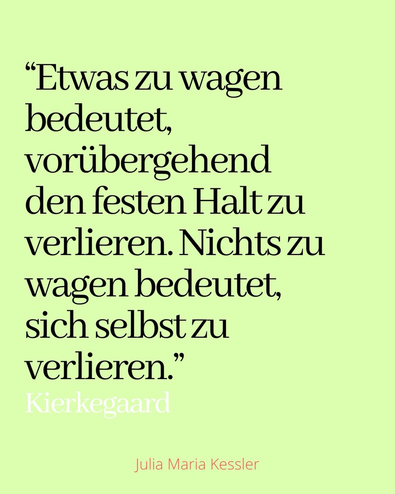 .
.
.
Fester Halt klingt gut.
.
Fester Halt klingt nach Kontrolle im Sinne von Sicherheit.
.
Aber leider wird fester Halt in einer ungesunden, in einer co-abhängigen Beziehung leicht verwechselt.
.
Womit fragst du dich?
.
Mit Dynamiken und Verhaltensweisen, die uns ein Gefühl von Sicherheit vermitteln, NUR weil sie so vertraut sind.
.
Aber vertraut, heißt leider nicht automatisch gesund! Denn auch das vertraute Elend kann uns Sicherheit und Kontrolle vorgaukeln.
.
Warum?
.
Weil es darum geht was wir sehr gut kennen, was uns vertraut ist, „wo wir uns auskennen“, auch wenn es uns alles andere als gut tut.
.
Und genau diese Kontroll-Illusion mit Hoffnung auf ein Happy End führt immer tiefer in den Kontroll-Verlust, indem man auch sich selber immer mehr verliert.
.
Und seinen Selbstwert. Und Lebensqualität. Und Leichtigkeit. Und Vertrauen. Und Freude.
.
Es (endlich) zu wagen:
.
diese Kontroll-Illusion LOSZULASSEN!
.
Es (endlich) zu wagen:
.
den vermeintlich festen Boden zu VERLASSEN, wo du dich schlicht nur gut auskennst, weil du diese ungesunde Dynamik schon schmerzlich erleben musstest, ermöglicht dir all das in dein Leben zu holen, worum du hier vergeblich kämpfst.
.
Allem voran eine Beziehung zu dir und festen Boden unter deinen Füßen. ❤️
.
.
#coabhängig #alkoholismus #lebenmiteinemalkoholiker #toxischebeziehungen #sucht