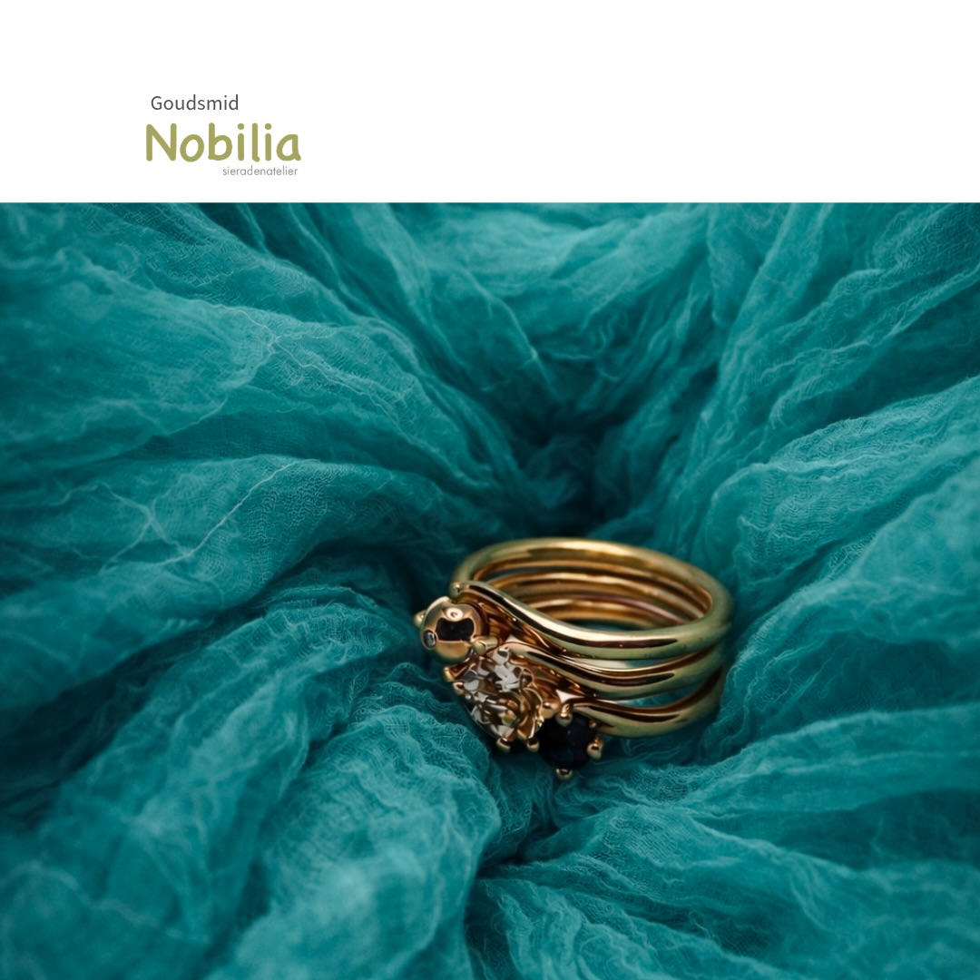 Zacht in vorm, krachtig in uitstraling.
De Vierring - verbinden en vasthouden.
#nobiliasieradenatelier #vierring #goudensieraden #handcraftedjewelry