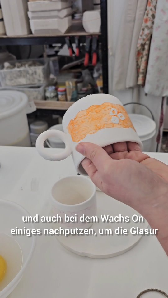 Wachstest
Ich hatte euch ja ein kleines Feedback zu meinem Wachstest versprochen.
Ich habe 3 Wachse getestet:
Wachs On
Wachs Off
Wachsresist von Mayco
Mein Fazit: alle 3 lassen sich sehr gut auftragen und schützen die abgedeckt Stellen vor Glasur.
Beim Tauchen bleibt aber bei allen 3 Glasur auf dem Wachs stehen, die man entweder noch mit einem feuchten Schwamm abwischen muss...
Beim Wachs Off kann man die aufgetragene Schicht inkl. Glasurtröpfchen einfach wie ein Haut abziehen.
*Werbung unbeauftragt, da selbst gekauft & bezahlt
Wenn du mehr Infos dazu möchtest, meld dich gern per DM.
Alle 3 Abdeckwachse habe ich bei @keramik_kraft gekauft.
#tutorial #ceramics #porcelain