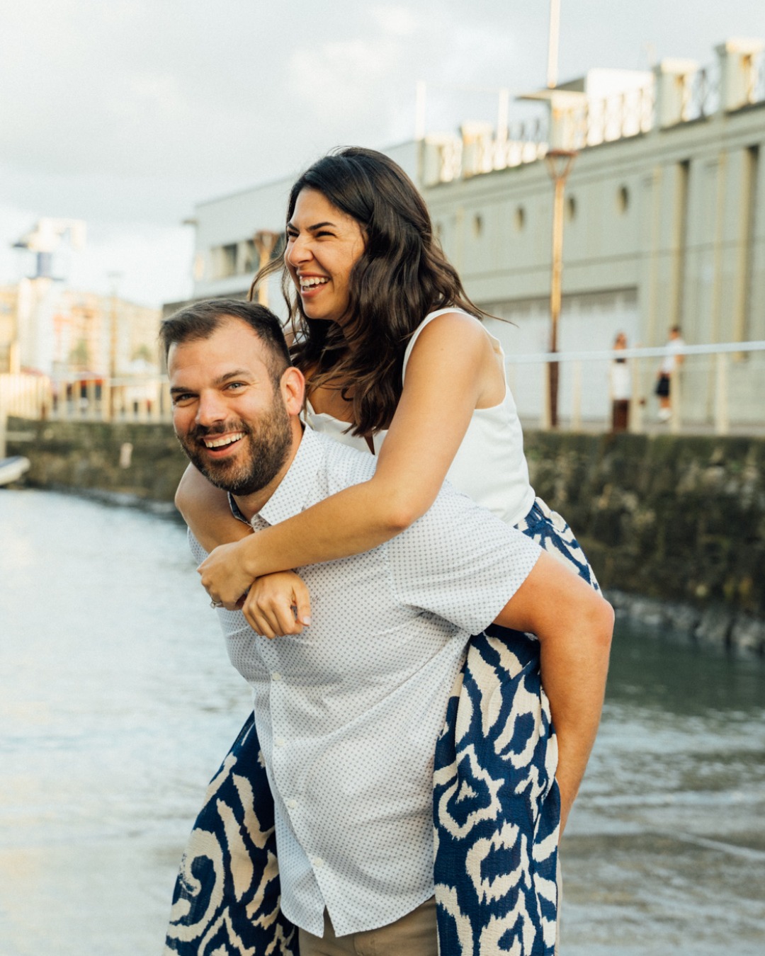 💛 Hace poco tuve la suerte de acompañar a esta pareja en San Sebastián, momentos espciales que no se olvidan: miradas cómplices, risas sinceras y abrazos que hablan por sí solos. 🌊✨
Aquí creo que cada historia merece ser contada con cariño, luz y autenticidad. Estas fotos son más que imágenes: son recuerdos que vuelan contigo y se quedan para siempre.
#VisualBirds #SanSebastián #Bilbao #PaísVasco #PropuestaDeMatrimonio #Bodas #SesiónDePareja #CoupleSession #EngagementPhotos #WeddingMoments #LoveInPictures