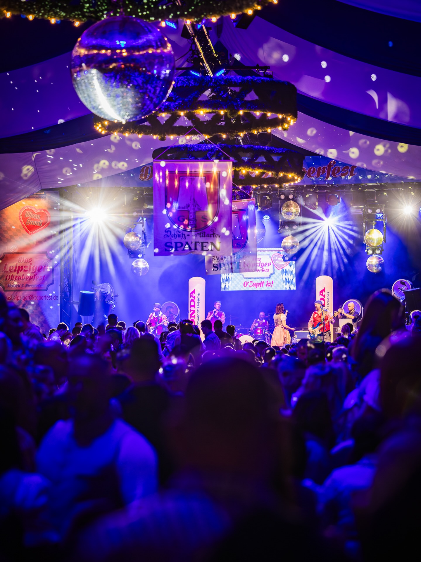 2026 wird kein normales Jahr.
Wir arbeiten im Hintergrund an neuen Konzepten, frischen Ideen und echten Highlights für das Leipziger Oktoberfest.
Mehr Erlebnis. Mehr Qualität. Mehr Überraschungen.
In den nächsten Wochen droppen wir Stück für Stück alle Updates.
Bleibt dran – es lohnt sich. 🍻🔥
📸 @jonrenker
#dasleipzigeroktoberfest #updates #leipzig #2026
#oktoberfest2026