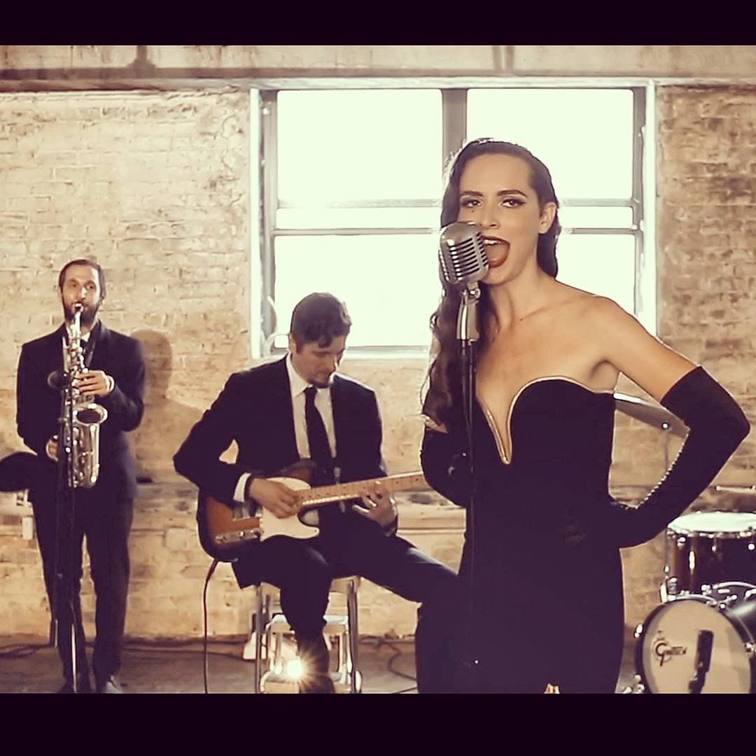 See y'all TONIGHT at the @theroxyhotelnyc Catch our new video, link in the bio! <3 BELLATONIC
#meetmeattheroxy #roxyhoteltribeca #tribeca #nyc #nocover #jazzmeetspop #bellatonic #caradineen #oldschool #glam #jazzdiva