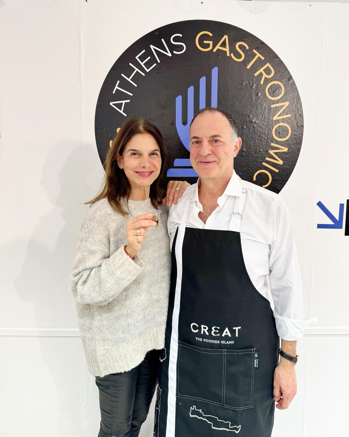 Υπάρχει μια τροφή που πραγματικά «τρελαίνομαι» και αυτή είναι το ελαιόλαδο. Αυτή η υπερτροφή που την έχουν χαρακτηρίσει ο «υγρός χρυσός» για τις πολύτιμες ιδιότητες του και που πίνω μια κουταλιά κάθε μέρα το πρωί.
Τον @ariskefalogiannis τον γνώρισα πέρσι με αφορμή το λάδι! Και με χαρά φέτος αποδέχτηκα την πρόσκληση του να παραβρεθω στο 1ο διεθνές Athens Gastronomic Forum οπου η @CREAT, the foodies island, η εταιρία που έχει φτιάξει, διοργάνωσε ένα masterclass με θέμα «η ανερχόμενη τάση του Olive Oil Bar & Food Pairing, γευσιγνωσία και σύγχρονη διατροφή».
Η γευστική δοκιμή περιλάμβανε απο ντοματίνια, ρόκα, φέτα, καπνιστό σολωμο, λοντζα και σοκολάτα, καταρχήν χωρίς ελαιόλαδο και μετά ψεκάζοντας τα με ελαιόλαδα CREAT απο την καινοτόμο συσκευασία των spraycan και διαπιστώνοντας στην πράξη πως πχ. η όξινη επίγευση απο το ντοματινι μετατρέπεται σε γλυκιά επίγευση μετά την προσθήκη ενός πιπεράτου ελαιόλαδου.
Τι άλλο δοκίμασα; Τα Dacos Bites, το Κρητικο παξιμαδι σε μικρες μπουκιτσες, σαν δημητριακα πρωινου, για να το παίρνεις μαζί και να φτιάχνεις εύκολα σαλάτες με ντάκος και τι άλλο έμαθα; Ότι η συσκευασία του ελαιολάδου σε spray can δεν διευκολύνει μόνο το ομοιόμορφο άπλωμα αλλά και προστατεύει το ελαιόλαδο από τους δύο μεγάλους εχθρούς του, το οξυγόνο και το φως.
Σας προτείνω να το αναζητήσετε!
#livelifewell_gr #wellbeing #oliveoil #greekoliveoil #healtyfood