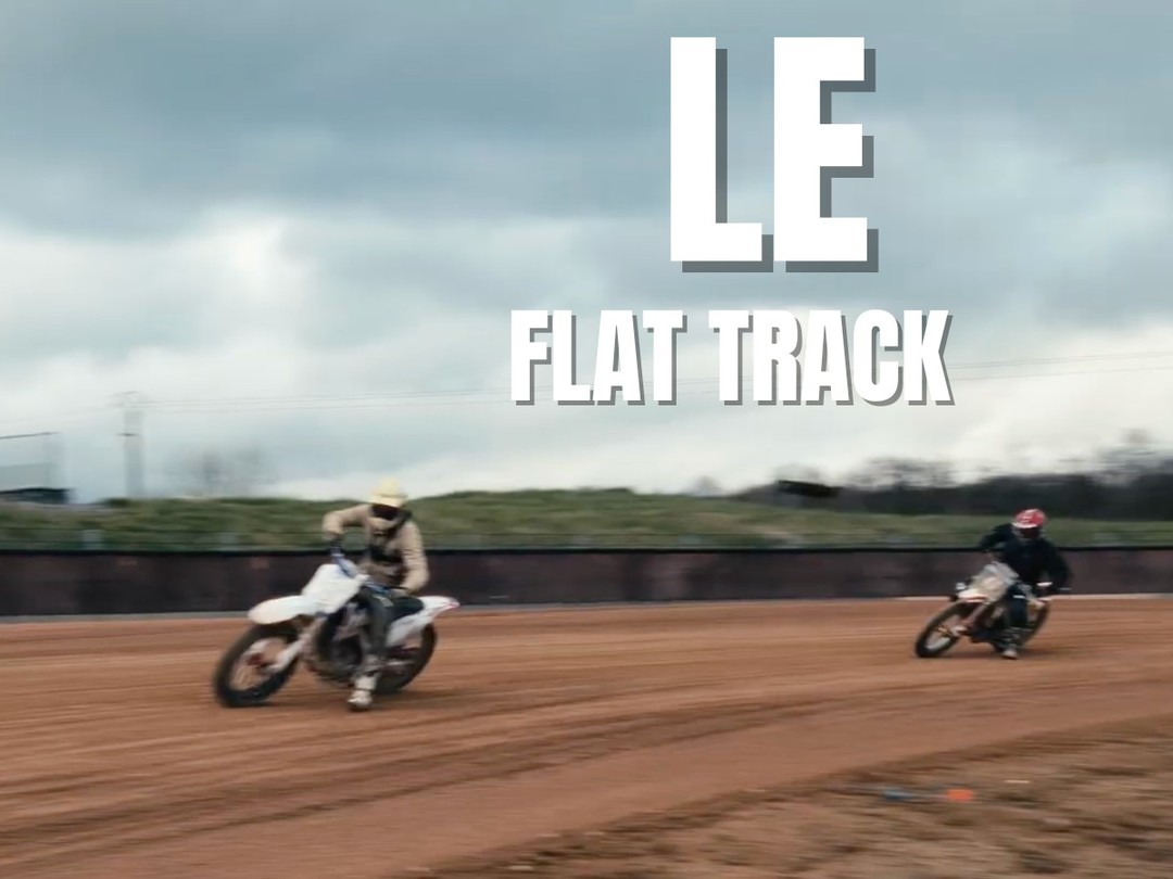 Je pensais savoir faire de la moto...
Le flat track, c’est autre chose.
Pas de frein avant.
Pas d’excuse.
Juste toi, la terre, et ta capacité à accepter de perdre le contrôle.
Les premières secondes, ton cerveau panique.
Puis tu comprends un truc :
ce n’est pas la moto qu’il faut maîtriser.
C’est ton ego.
C’est brutal.
C’est technique.
C’est addictif.
Et ça te remet exactement à ta place.
Tu as déjà testé le flat track ?
Ou une discipline qui t’a fait redescendre d’un étage ?
Raconte-moi en commentaire
