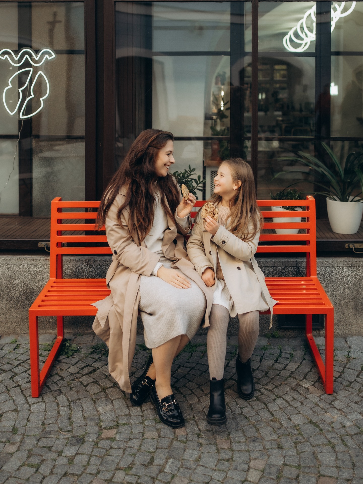 Focení máma a dcera mě moc baví 🤍 Pokud se Vám nedaří přemluvit Vaši polovičku na focení, možná je to právě skvělá příležitost nechat se vyfotit jen s dětmi. ✨
Procházka po městě při zlaté hodince, zastávka na dobrůtky v kavárně a plno smíchu a společných momentů, přesně takhle může focení vypadat. Celé ho můžeme přizpůsobit podle toho, co společně děláte nejraději. 🥰
-
#rodinnefoceni #rodinnyfotograf #fotografpardubice #fotografhradeckralove #fotografpraha
