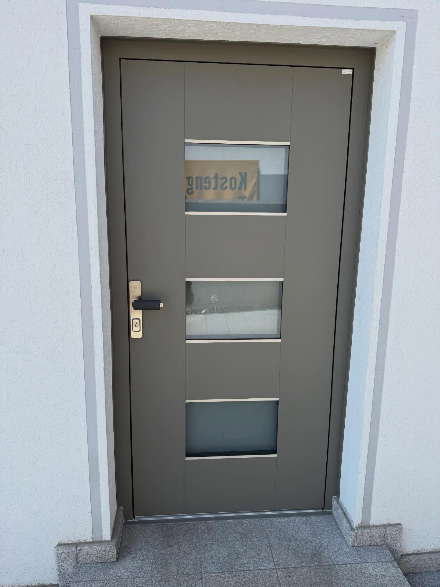 Sollte man sich für eine Glaseinfassung bei der Haustür entscheiden? 🤔
Wenn im Eingangsbereich kein Fenster vorhanden ist, ist das eine sehr sinnvolle Konfiguration. ☑️
Durch die Verglasung kommt deutlich mehr natürliches Licht in den Eingangsbereich und er wirkt sofort offener und freundlicher ☀️✨