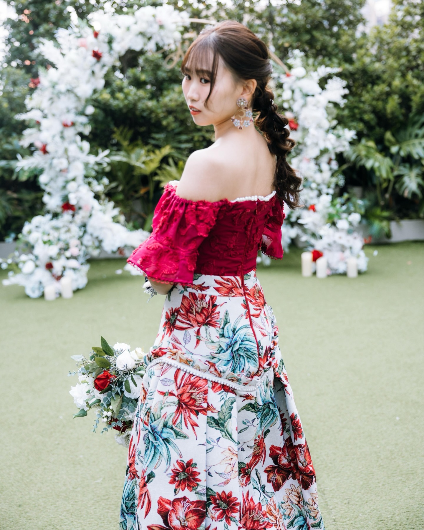 // Girl Talk //
老實講其實很喜歡遇見從一而終的客人,由第一日見面就同我講:「我鐘意咗依條裙好耐!無論出任何新款我最鐘意都係依一條。」
心入面我偷偷地歡天喜地,每次聽到呢句說話我都會覺得自己嘅設計係咪已經可以做到自己最想做到唔受時間限制,無論任何時間都能夠令到大家覺得很好看嘅設計?
雖然唔知係咪咁,但我決定當係咁! 嘿嘿🫶🏻
今日初四,祝大家心想事成🧧✨
—
《𝐒𝐢𝐥𝐞𝐧𝐭𝐒𝐢𝐫𝐞𝐧. & 𝐋𝐞𝐟𝐥𝐞𝐟 | 𝐒𝐡𝐨𝐨𝐭𝐢𝐧𝐠 𝐏𝐚𝐜𝐤𝐚𝐠𝐞 》ɪꜱ ᴀᴠᴀɪʟᴀʙʟᴇ ɴᴏᴡ.
🇬🇧𝐔𝐊 | ᴀʟʟ ʏᴇᴀʀ
🇭🇰𝐇𝐊 | OCT 2025 - JAN 2026
🇫🇷È𝐳𝐞/𝐍𝐢𝐜𝐞 / 𝐌𝐞𝐧𝐭𝐨𝐧 | 20-26 July 2026
ꜰᴏʀ ꜱʜᴏᴏᴛɪɴɢ ɪɴ ᴏᴛ