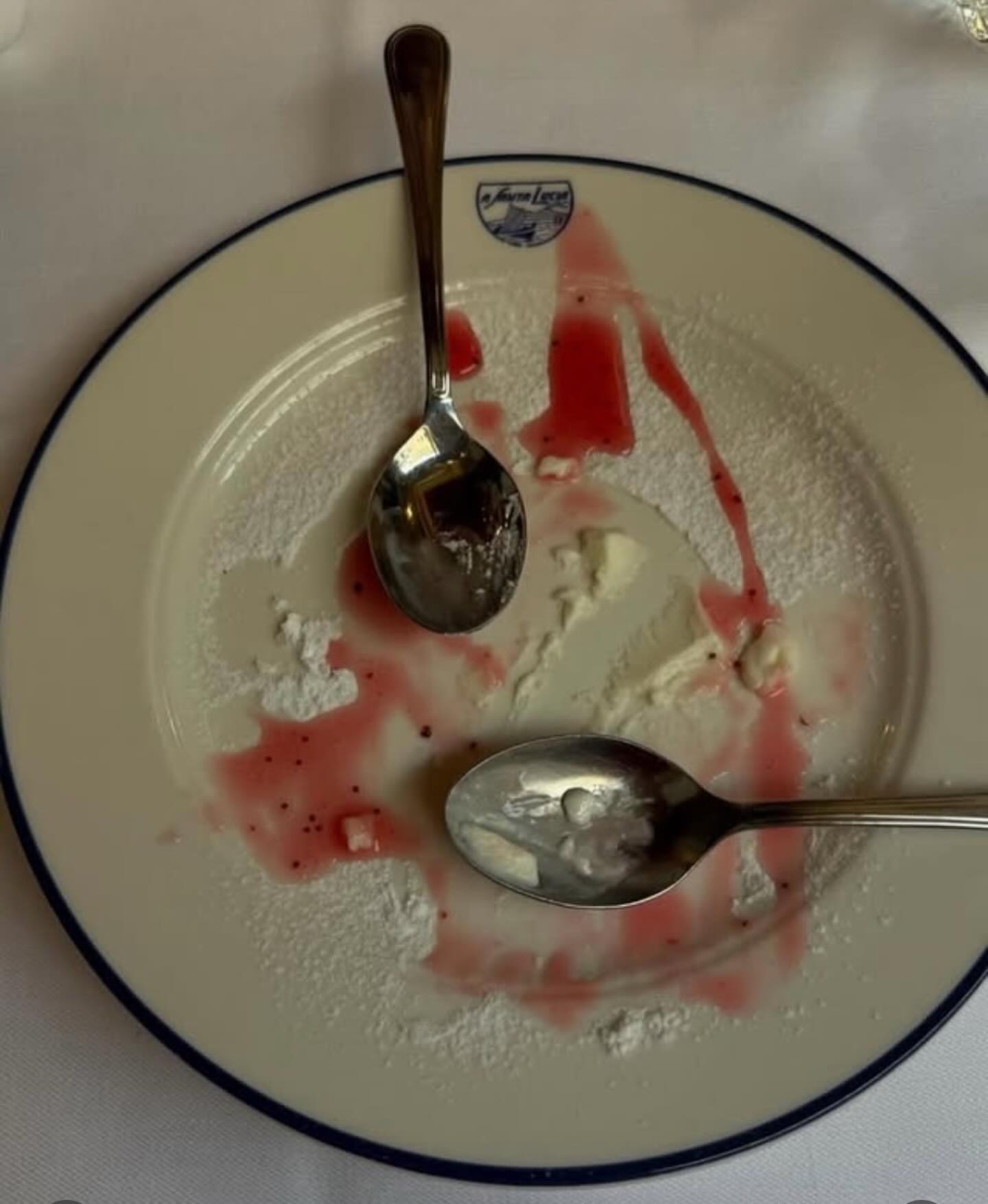 Kennst du diese Sprüche aus der Kindheit? 🤔
„Wenn du nicht aufisst regnet es morgen! Kein Dessert ohne Aufessen! Ohne Aufessen direkt ins Bett!“
Kinder erleben das Essen noch sehr intuitiv und spüren ganz genau was und wieviel sie brauchen. Klar sind sie wählerisch, aber dies ist ein natürlicher Prozess, um eigene Bedürfnisse und Lebensmittel kennenzulernen.
Wenn wir früh gezwungen werden, den Teller leer zu essen, übergehen wir die inneren Signale, die uns zeigen wann es genügt. Wir verlernen auf unser natürliches Sättigungsgefühl zu achten. Dies kann im erwachsenen Alter zu Essstörungen führen wie ständiges Überessen oder auch emotionales Essen 🍪🍫🍔
Das intuitive Essen nimmt im erwachsenen Alter stets ab. Wir werden konditioniert durch äussere Einflüsse, Lebensumstände, die Gesellschaft und Werbung. So entfernen wir uns mehr und mehr von unseren wahren Bedürfnissen.
Daher achte stets auch beim Essen darauf: was und wieviel brauche ich? Das Sättigungsgefühl zeigt sich erst nach 20 Minuten. Nimm dir Zeit und spüre rein ✨
#intuitivessen #sättigungsgefühl #ernährungspsychologie #ernährungsberatungzürich