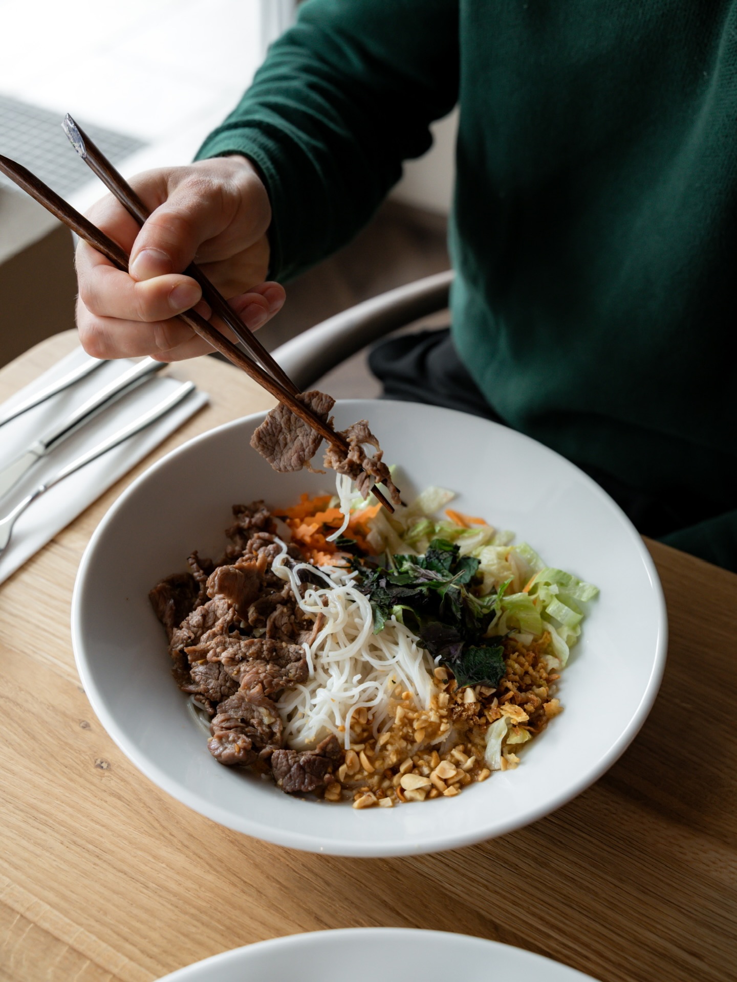 Polední nabídka v Soyshi - od úterý do pátku v čase 11–15. 🥢 Přijďte i v tomto prázdninovém týdnu na obědovou pauzu k nám. 😌 Celé menu najdete ve výběru ve stories!