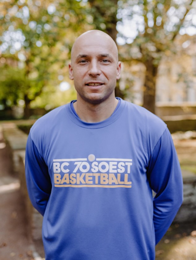 🏀 Trainer-Vorstellung: Danko Popovic
Danko ist 35 Jahre alt und hat mit nur 4 Jahren mit Basketball begonnen. Da sein Vater Trainer war, ist er praktisch in der Halle aufgewachsen – Basketball liegt ihm also im Blut.
Seit 2020 ist er selbst als Trainer aktiv. Nach Soest kam er durch die Einladung seines Kumpels Yvan, als der Verein nach dem Aufstieg seine erste Saison in der 2. Liga spielte. Damals stand er selbst als Spieler auf dem Feld – und hat sich direkt in Stadt und Basketball hier verliebt.
Am liebsten trainiert er Jugendmannschaften, aktuell vor allem die U18. Ihm ist wichtig, Spieler nicht nur sportlich, sondern auch menschlich in ihrer Entwicklung zu begleiten. Perspektivisch kann er sich aber auch vorstellen, einmal eine Seniorenmannschaft zu übernehmen.