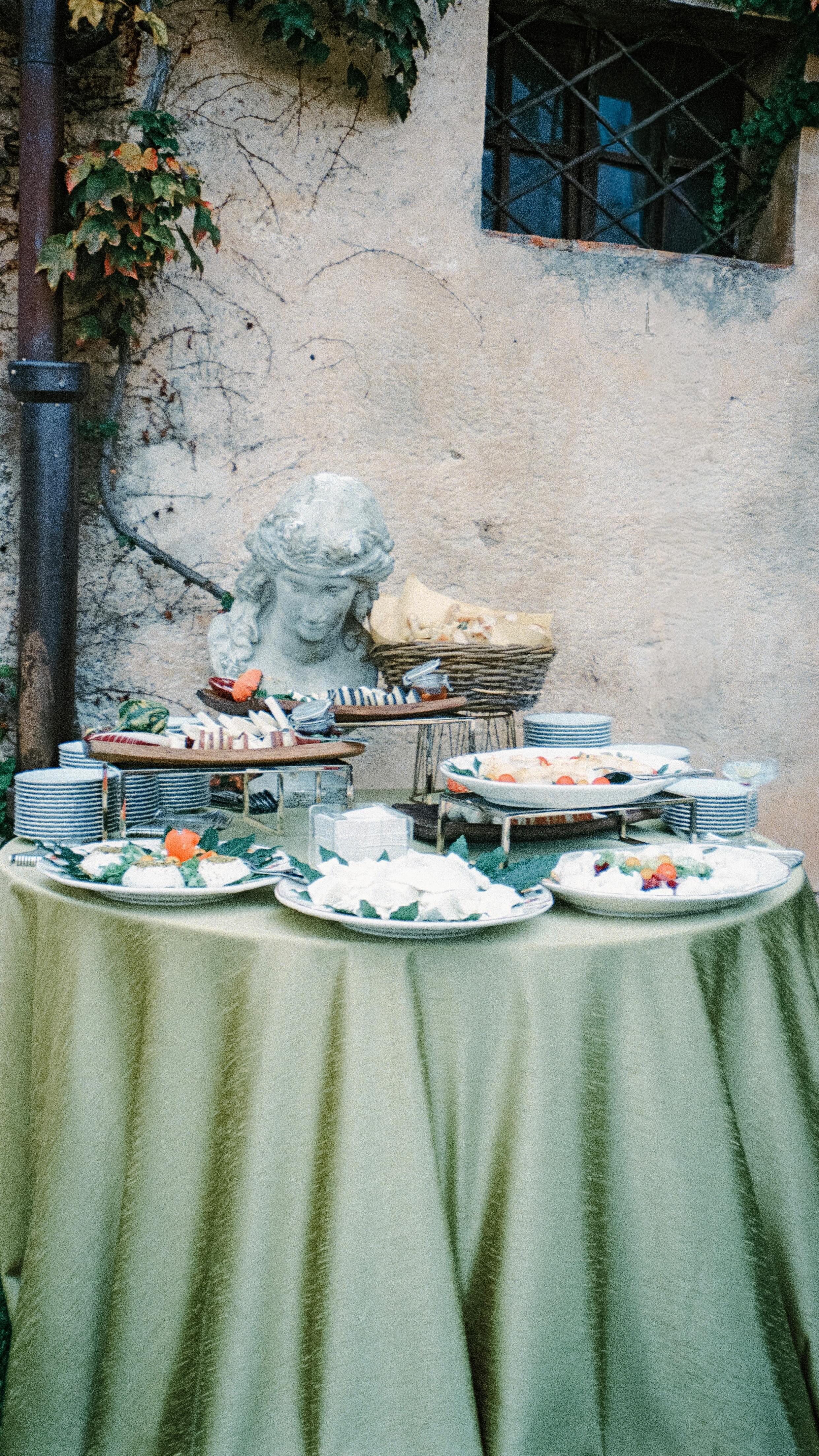 Nous avions rêvé de ce cocktail aux inspirations toscanes. Couleurs environnantes, vert olive et bordeaux profonds de l’automne qui arrive. Statuts renaissances dans les jardins. Lumière dorée d’un soleil qui se couche plus tôt. L’art de recevoir de façon simple, élégante, intemporelle.