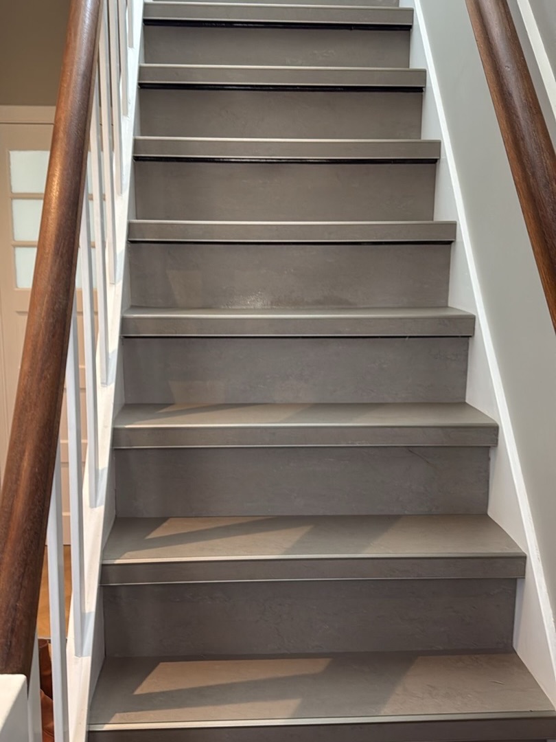 Bij deze klant hebben we de trap zorgvuldig gerenoveerd, met een strak en rustig resultaat dat perfect aansluit bij de rest van het interieur. Een traprenovatie maakt vaak meer verschil dan je denkt en zorgt direct voor een mooie, verzorgde entree in huis!