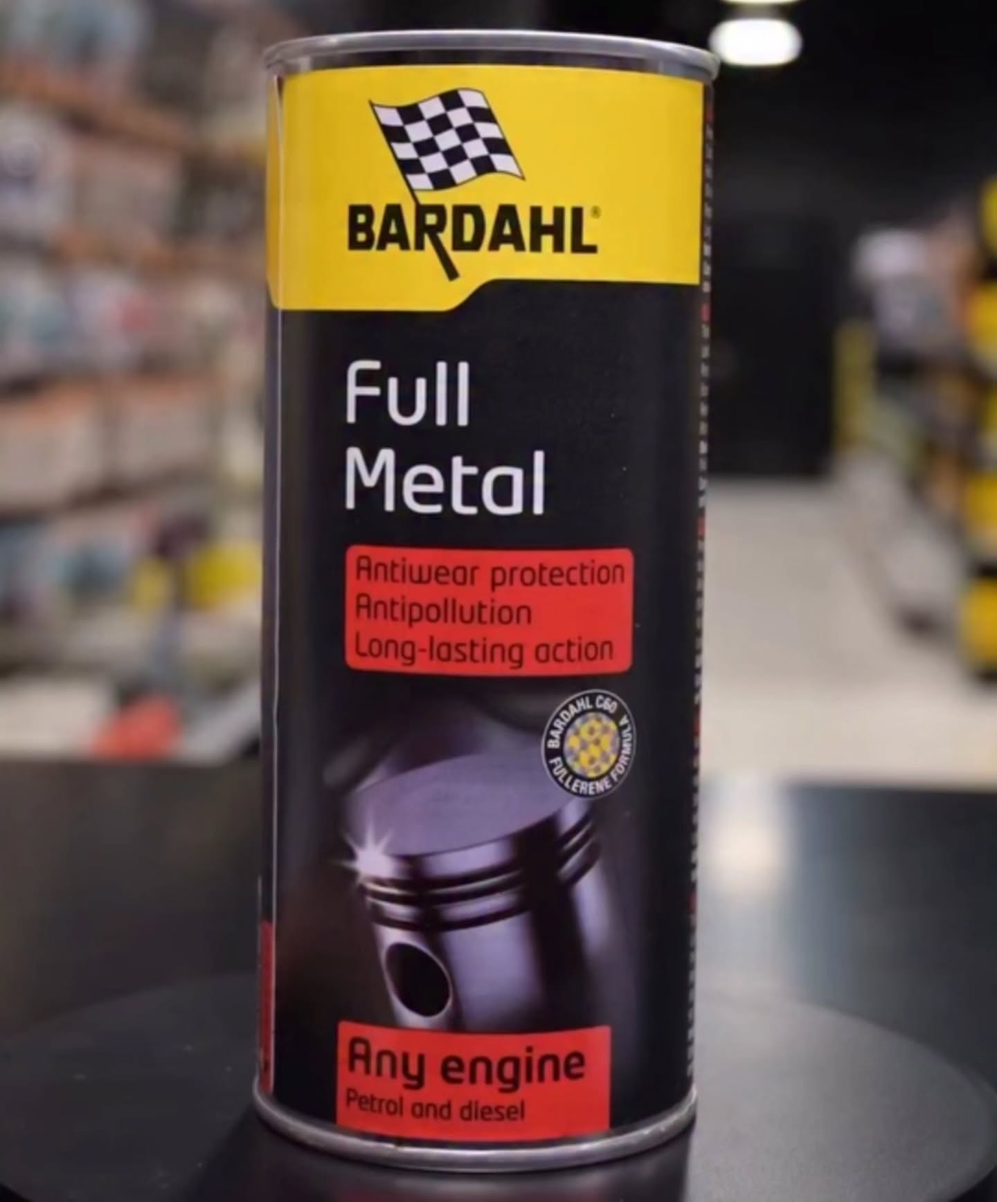 Bardahl Full Metal é um avançado aditivo de óleo de motor concebido para reduzir o desgaste mecânico e melhorar o desempenho, compressão e eficiência do motor. É compatível com motores a gasolina, gasóleo ou GPL, tanto novos como antigos.
Principais Benefícios e Utilização
Redução do desgaste: É o aditivo de topo de gama da Bardahl, desenvolvido para proteger contra o atrito e as altas temperaturas de funcionamento nos motores modernos.
Melhora o desempenho: Ajuda a restaurar a vedação entre o pistão e o cilindro, aumentando a compressão e melhorando a aceleração e a resposta do acelerador.
Reduz o consumo de óleo: Ajuda a diminuir o consumo excessivo de óleo.
Compatibilidade: Pode ser utilizado em motores a gasolina, gasóleo (diesel) ou GPL de 4 tempos.