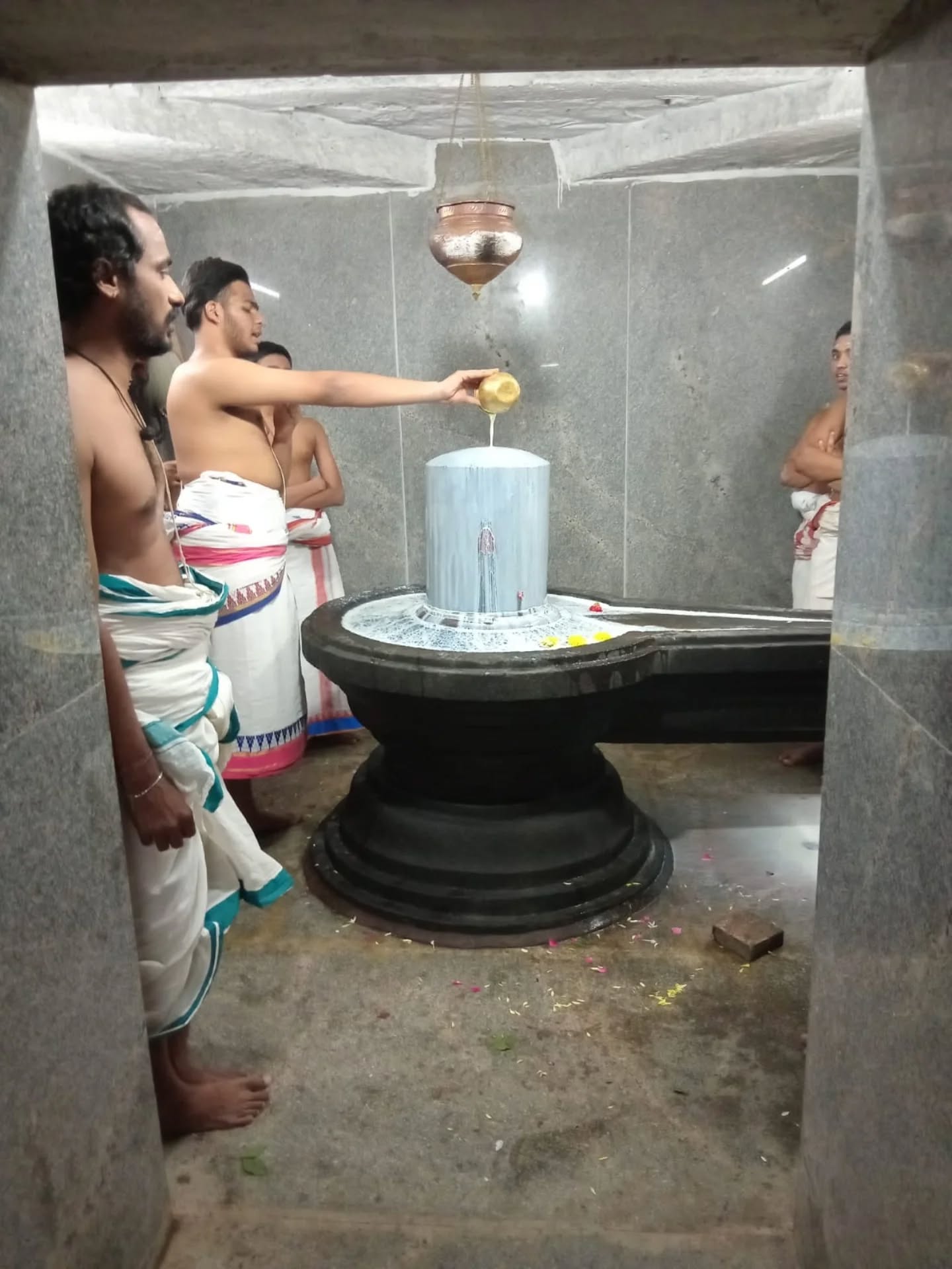 Our Pathasala students went to Thandalam Sri Dharaneeswara swamy temple to participate in Shivaratri pooja last evening.
Happy Mahashivratri to everyone.
#mahashivratri #integratedpathasalas #ivakanchikamakoti #kanchikamakoti #periyava