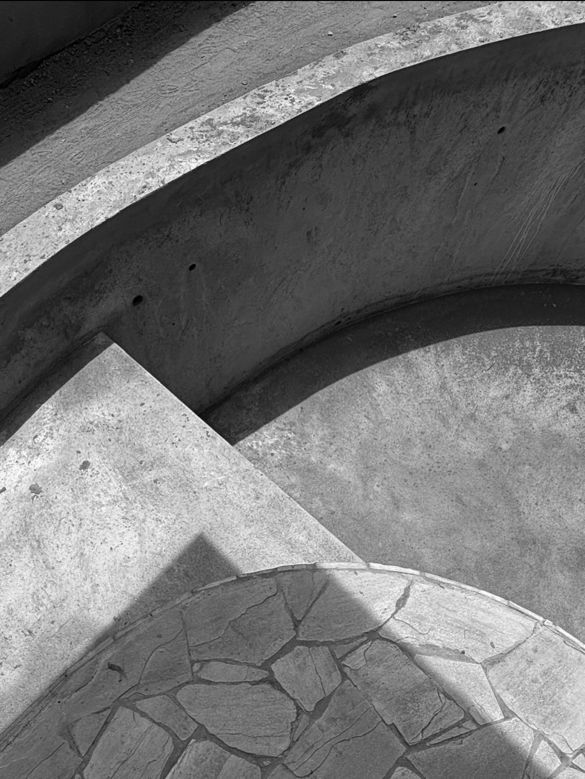 Dia comum.
Olhar atento.
Na obra, cada detalhe pede presença.
Arquitetura é prática antes de ser imagem.