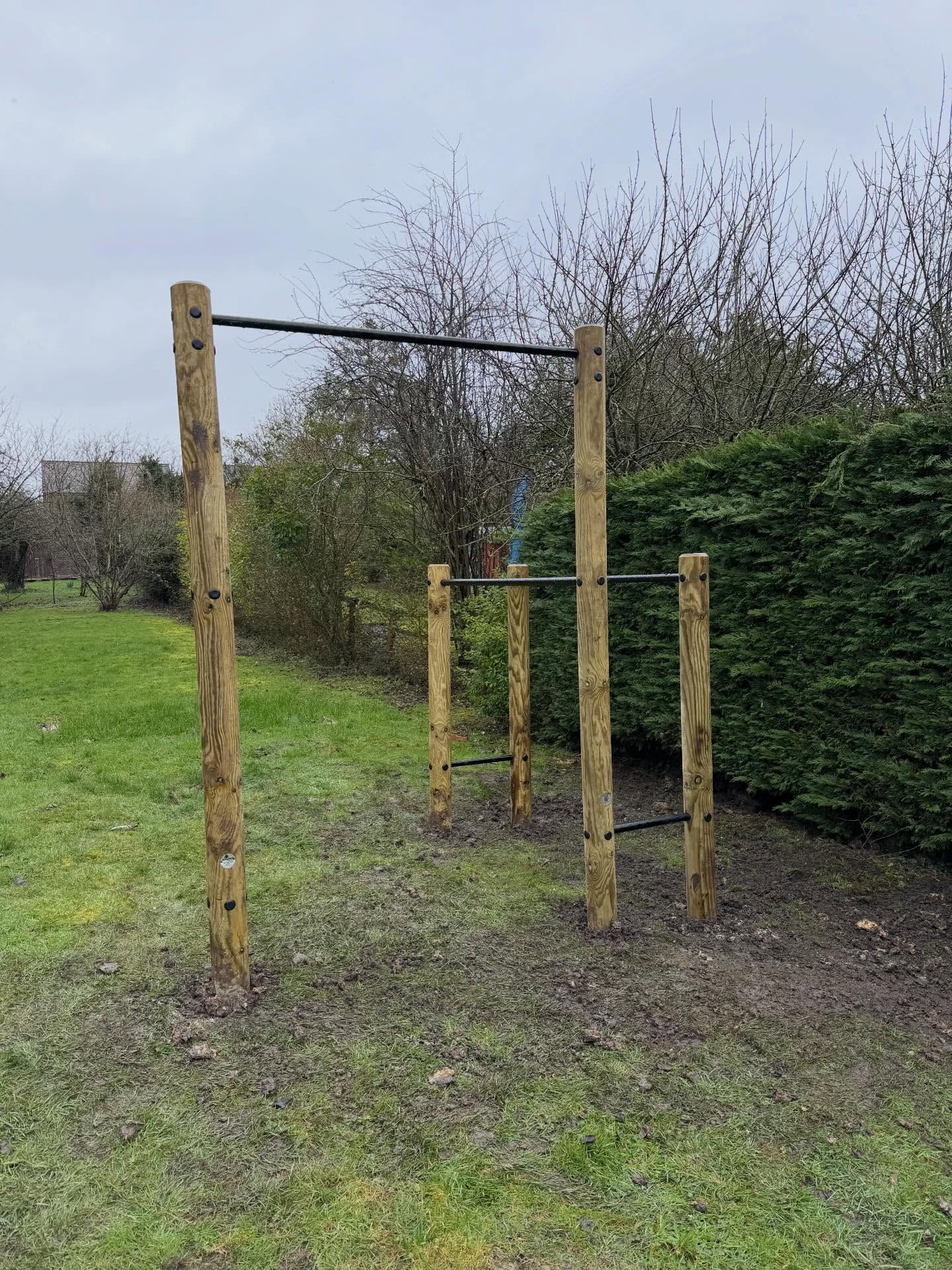 Kicking off the year with our first installation! Spring is on its way, and that means outdoor training is coming! 🙏 #gardengym #outdoortrainning #pullups #dipstation