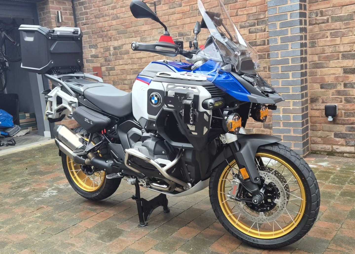 Gorgeous 2026 GS treated to our Moto Bundle✴️
One for the BMW fans 😍🇩🇪
The official operator of AutoGlym, Colourlock, and Coating Farm Ceramics offering professional insured mobile valeting and detailing.
We are based in Gloucester and operate throughout Gloucestershire and the Cotswolds area.
We'd love to hear from you!
Text 📞07935 565400
Booking on our website www.mobivaletingdetailing.uk or Facebook
#detailersofinstagram #cotswolds #gloucestershire #bmwmoto
#bmwgs