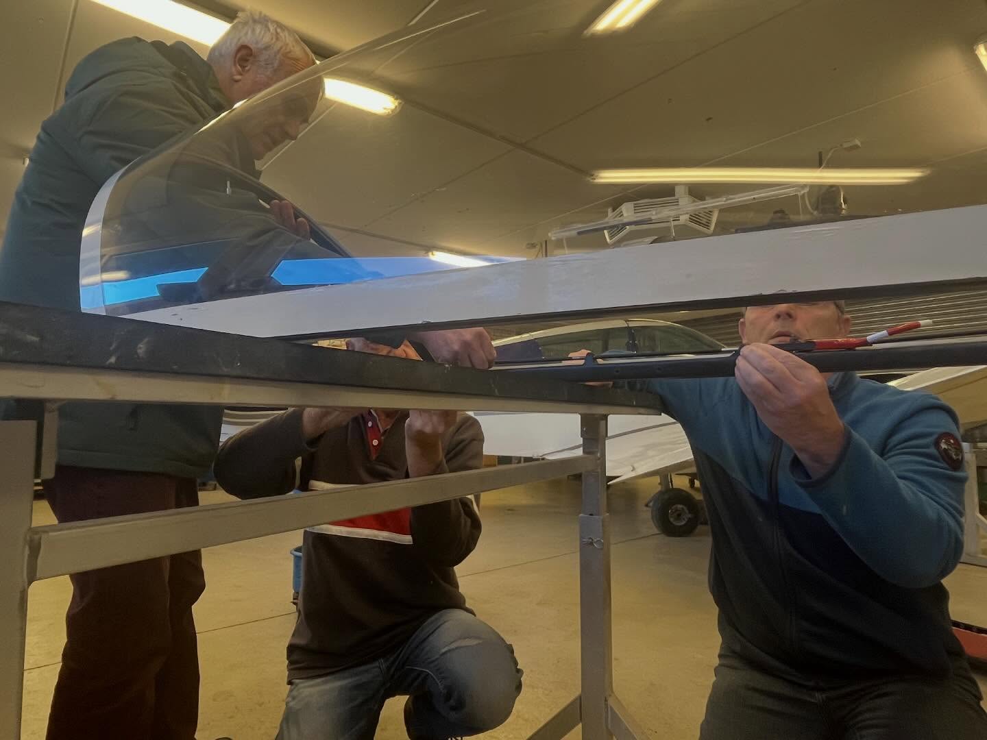 Stück für Stück geht es in der Werkstatt weiter voran mit der Wartung unserer Flugzeuge!
Das Ziel ist in Sicht: Ende März geht’s hoffentlich wieder los!
#gehörtdazu #winter #wartung #werkstattarbeit #flugsport