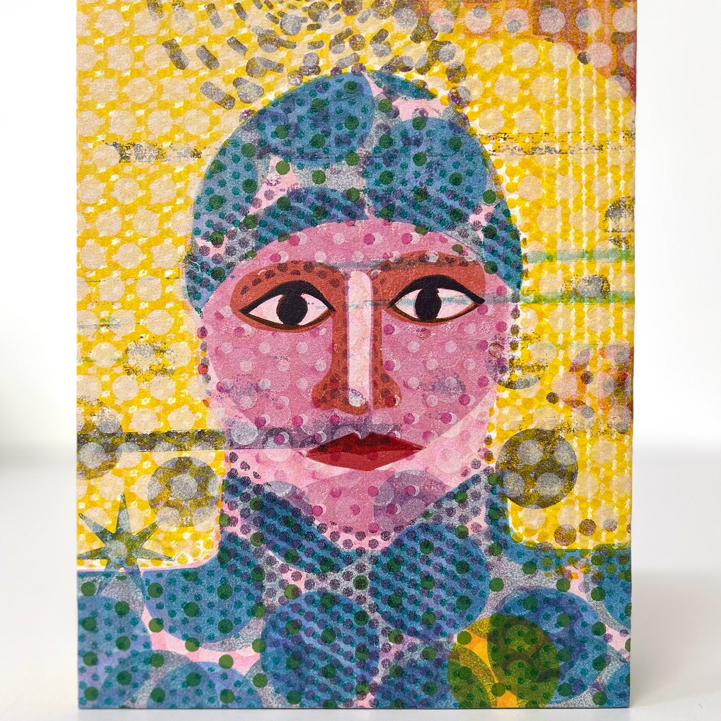 Het is niet nodig, maar toch wil ik het: nieuw werk presenteren op de Grafiekbeurs in Borken (D). Dus ben ik als een malle aan de slag gegaan de afgelopen weken.
Gelukkig met een fijn resultaat: de eerste Tronies van de Wereld zijn er. Het is het begin van een serie die ik verder wil uitbouwen van portretten van denkbeeldige personages die ik tijdens mijn avonturen over de wereld ben tegengekomen.
De portretten zijn opgebouwd uit (geometrische) basisvormen en ontstaan in vele drukgangen. Een echt drukkersfestijn
Formaat: 18 × 24 × 5 cm.
Elk exemplaar is uniek.
Wordt vervolgd :-)
#grafiek #hoogdruk #nieuwwerk #druktechnieken #kunsbeurs # grafiekbeurs #borken #duitsland #grafikborse #kunst #tronies #portret #ontmoeting