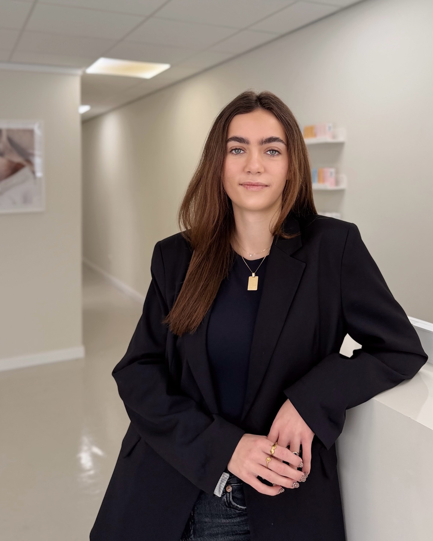 MEET THE TEAM — Mijn naam is Sarah, gediplomeerd schoonheidsspecialist en sinds november ‘25 werkzaam als brow & skin specialist bij Brows by Hymke. Wat ik zo leuk vind aan dit werk, is dat je ervoor zorgt dat iedereen tevreden en met een goed gevoel de deur uitgaat. Daarnaast vind ik het waardevol om een persoonlijke band op te kunnen bouwen met mijn klanten. De afwisseling in behandelingen, van wenkbrauwen tot gezichtsbehandelingen, maakt het werk voor mij extra leuk! Ik hou van uitdaging en vind ik het belangrijk om mezelf te blijven ontwikkelen en nieuwe technieken te leren. Mijn favoriete behandelingen in de salon: Hybrid Brows & Relaxing Facial.
Fun facts about me
• ik ben 20 jaar en woon in Zutphen
• mijn hond heet Elza
• ik hou ervan om te reizen en ik heb vorig jaar 3 maanden door Australië gereisd
• ik ben half Belgisch en half Nederlands
• mijn lievelingstoetje is tiramisu
• ik wil heel graag een keer naar Japan
• ik vind het leuk om te sporten en het is mijn doel om ooit een marathon te rennen