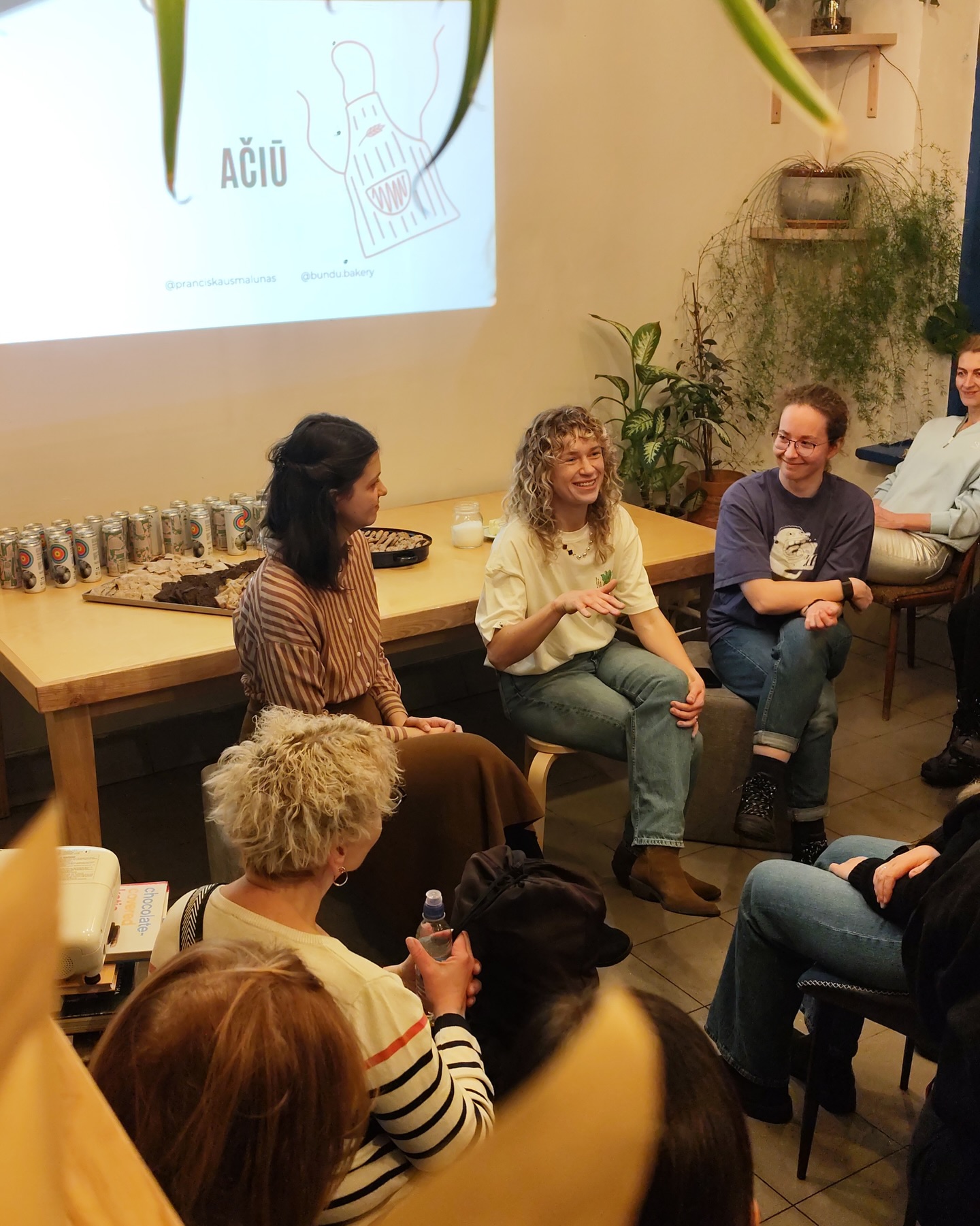 Kepėjų klubo pristatymo akimirkos dar ilgai skambės atmintyje. Tiek daug smalsumo, klausimų, gyvų pokalbių ir tikro domėjimosi raugo (ir ne tik) kepiniais 💛
Per dvi savaites prie Kepėjų klubo jau prisijungė per 70 prenumeratorių – tai dar kartą parodo, kad kepantiems namuose bendruomenė yra be galo reikalinga ir gyva. Džiaugiamės, kad kuriame ją kartu!
Jei kepate namuose ir ieškote bendruomenės – Kepėjų klubas laukia jūsų. Kasdien bendraujame online, o kartą per mėnesį susitinkame gyvai.
Daugiau informacijos: www.kepejuklubas.lt