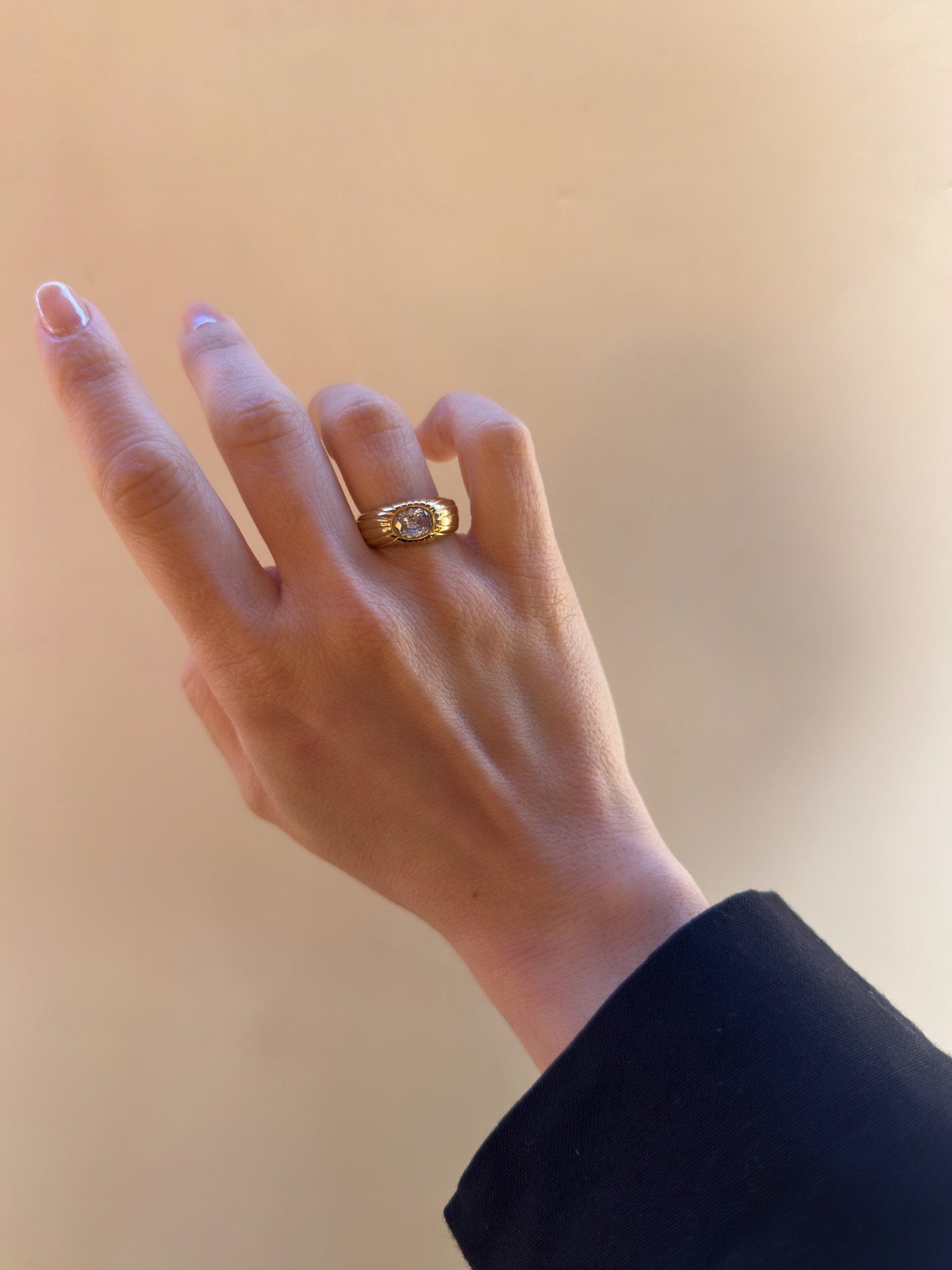 Preludio nasce dall’idea di avere pochi gioielli, ma giusti.
Quelli che metti al mattino e stanno bene così, in armonia tra di loro senza aggiungere altro.
Si completano in modo naturale. Semplicemente perché funzionano. ✨