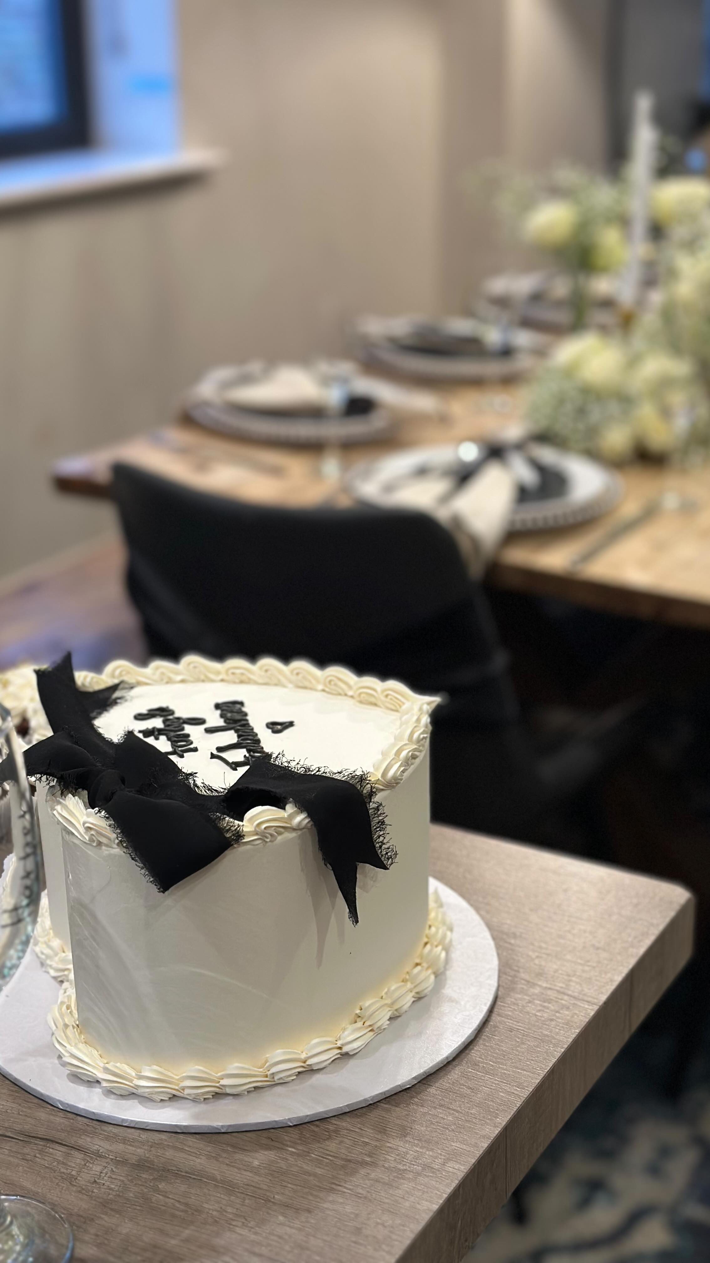 When a weekend away at @ashlin_farm_barns is calling you name! 😍
.
Always the perfect set up with @decorachel.lincolnballoons by my side 🥰😘
#cake #cakesofinstagram #cakedecorating #cakedesign #cakeoftheday