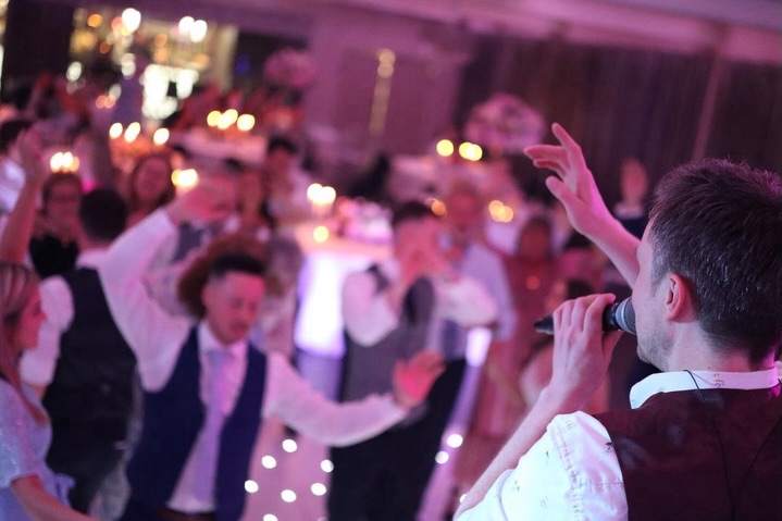 Incredible atmosphere at @merrydalemanor - such a great room for a proper party 🎉
.
#weddingband #partyband #cheshirewedding