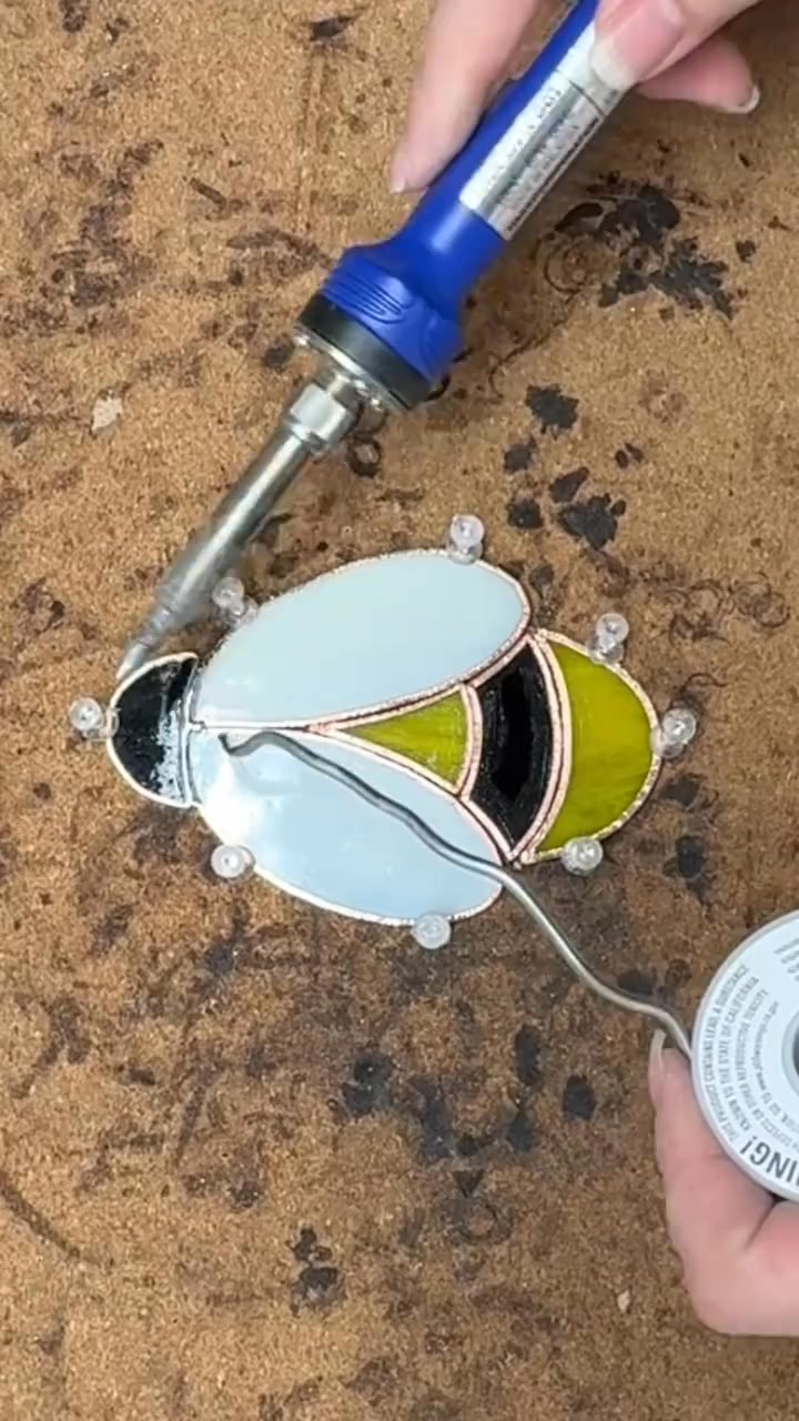Practice = Progress! And that includes filming jitters. 🤣 Think I should add this cutie to the class roster?
#glass #art #love #sidequestcurios #stainedglass #sidequest #spring #honeybee