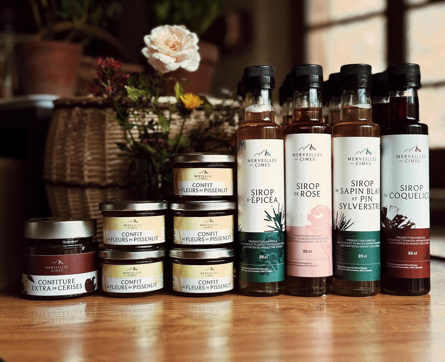 Des sirops, des confits, des confitures, la sélection s’élargit de jour en jour ! 🍒
Bientôt vous aurez le plaisir de découvrir des aromates, du vinaigre et de nouvelles saveurs de sirops 🍃🌹
.
.
.
.
#merveillesdescimes #agriculturebiologique #sirop #confiture #confit #aromates #rohnealpes #produitslocaux #produitsbio