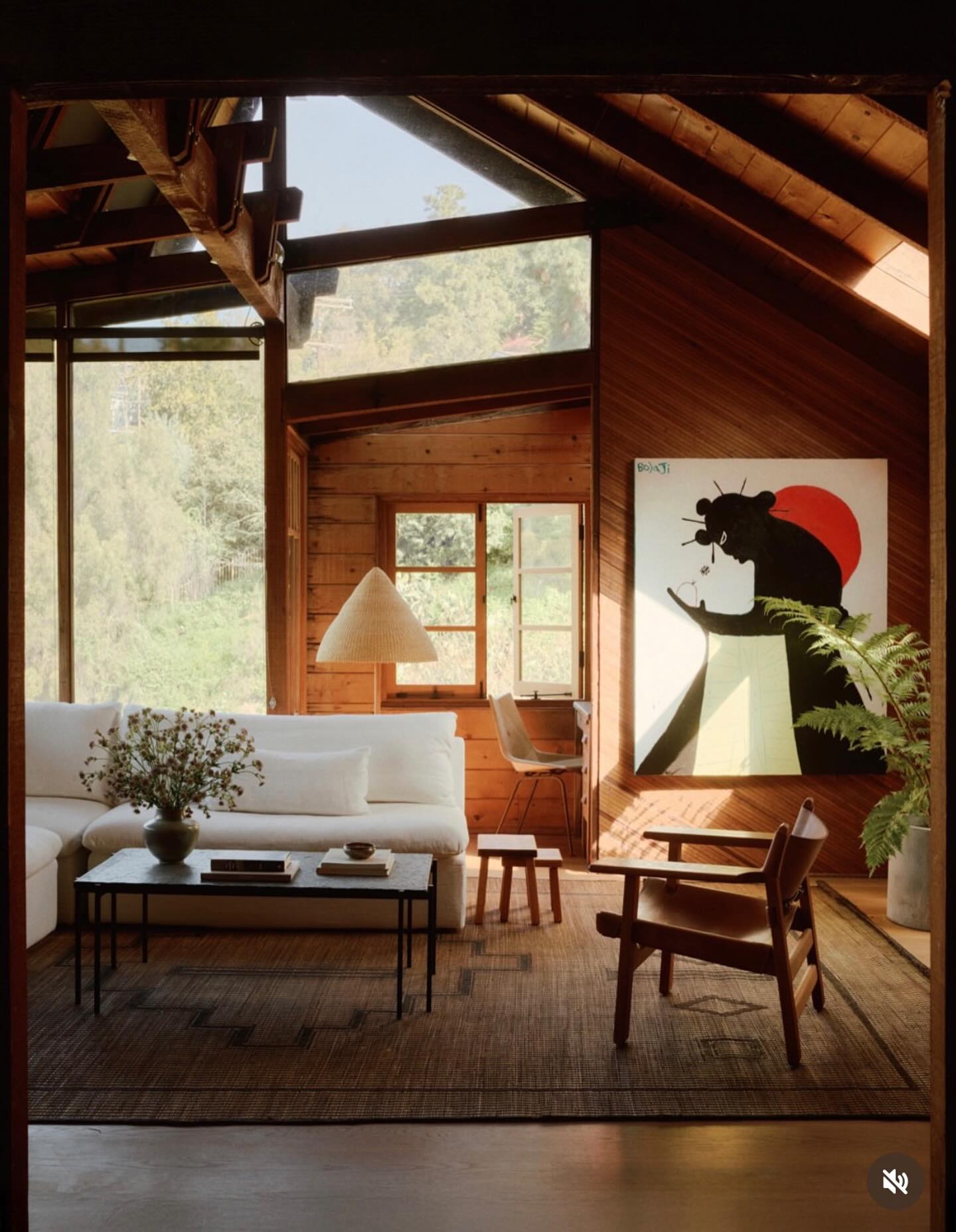 There are some accounts I open “just for a minute”… and suddenly an hour has passed.
This one? @dc_hillier
Pure mid-century magic. The wood tones, the clean lines, the layered textures — I could scroll forever.
If you love warm, lived-in, personality-filled spaces as much as I do, this account is a dream.
Follow for endless inspiration 🤎