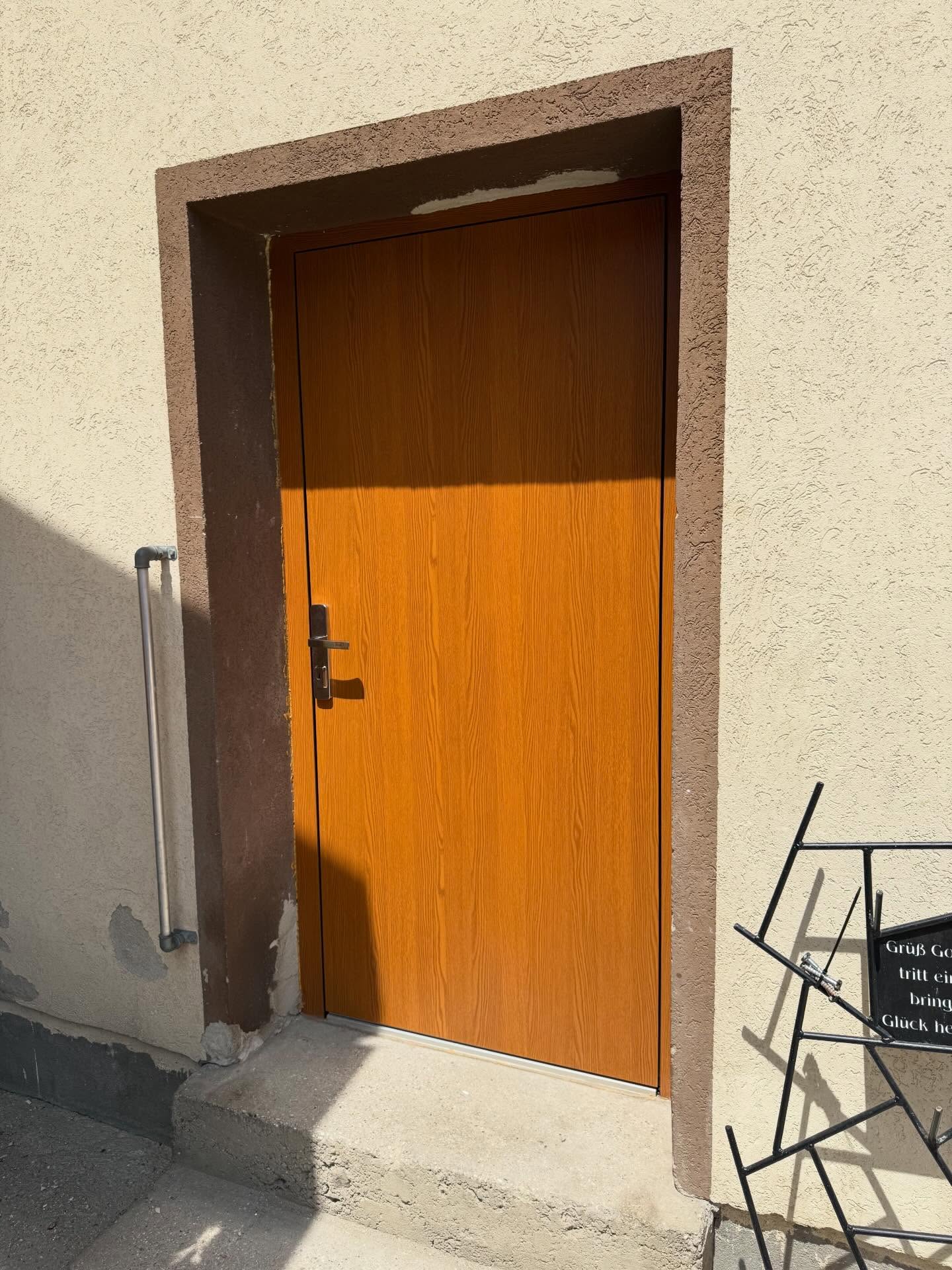 Fun Fact: Die Holzoptik auf Alutüren ist keine Folie 😉
Die Struktur wird mittels spezieller Pulverbeschichtung auf das Aluminium übertragen – dadurch entsteht die natürliche Holzmaserung, ohne die Nachteile von echtem Holz. 🚪 🪵