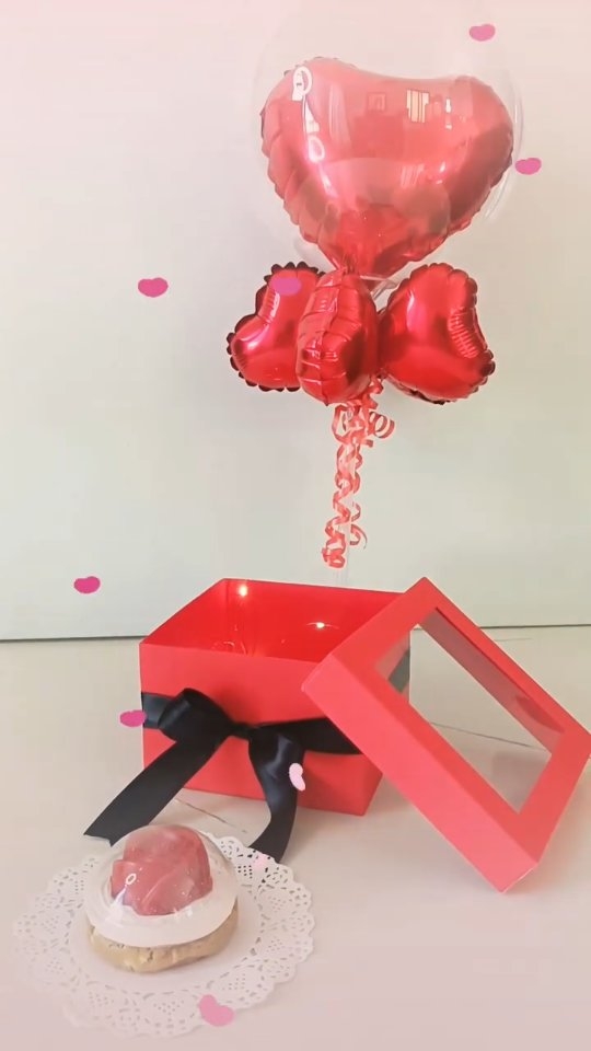 Sorprende a tu persona favorita este San Valentín!!! ❤️
🌹Rosa de butter cookie cubierta de chocolate, en una base de crema batida sobre una galleta rellena de cheesecake con fresa 🍪 La sorpresa: dentro de un domo de azúcar 🔮
😋 Incluye caja, luces y globos.🎁🎈
Edición limitada y bajo pedido, no te quedes sin la tuya! Manda DM o checa el link en BIO para ordenar. ☝️📱💖✨
.
.
.
#sanvalentin❤️ #minibite #merida #galletas #14defebrero❤️