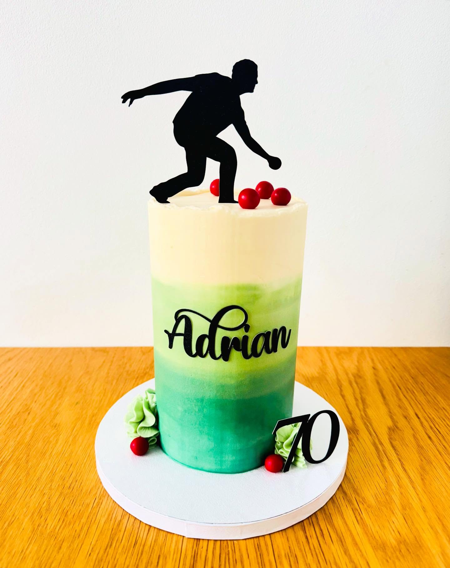 𝑰𝒏𝒅𝒐𝒐𝒓 𝒃𝒐𝒘𝒍𝒔 🔴🏆
A first for me – an indoor bowls themed cake for Adrian’s 70th! Loved bringing this unique idea to life.
🍰 4” tall vegan vanilla and raspberry cake
#IndoorBowls #BerkshireBaker #CustomCakeDesign #VeganCakes #InstaCake