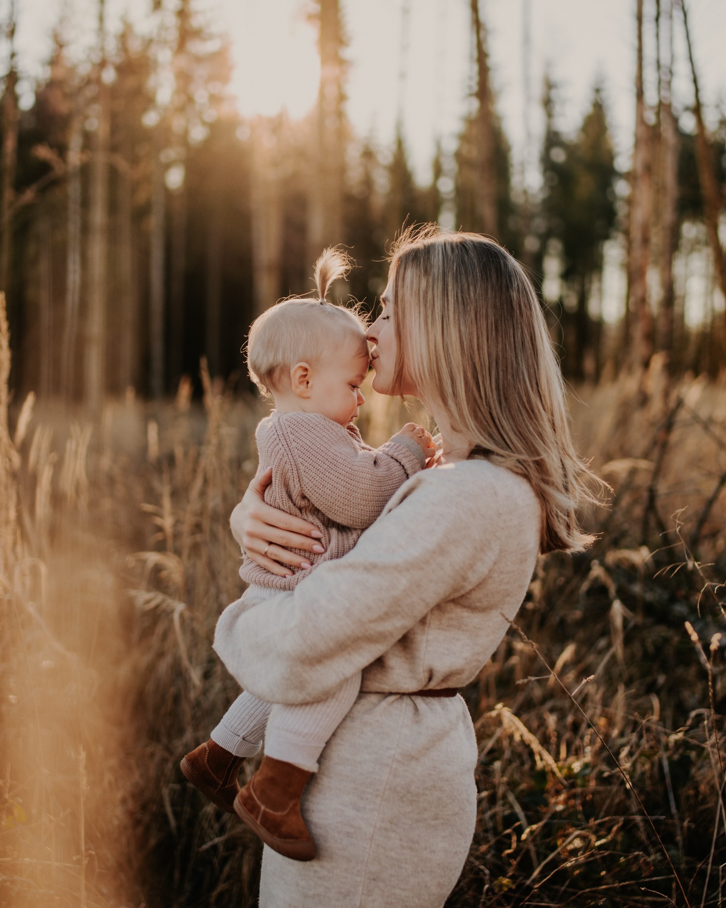Ganz vertraute Mama-Tochter Momente
Ein Wintertag, ohne Schnee, dafür mit warmem Abendlicht, das sich langsam zwischen die hohen Gräser legte. Es ging nur um Nähe: kleine Hände, die Halt suchen, Arme, die tragen, und das besondere Band zwischen Mama und Tochter, das man einfach spürt.
Zwischen Kuscheln und Lachen tauchte die Nachmittagssonne alles in sanftes Licht und machte die Augenblicke noch ruhiger. Kein Plan, kein großes Drumherum, nur Zeit füreinander. Genau daraus entstanden Bilder, die zeigen, wie sich Geborgenheit anfühlt: warm, vertraut und ganz bei sich.
EMOTIONALE FAMILIENBILDER
FAMILIENFOTOGRAFIE SCHLEIZ
FAMILIENBILDER THÜRINGEN