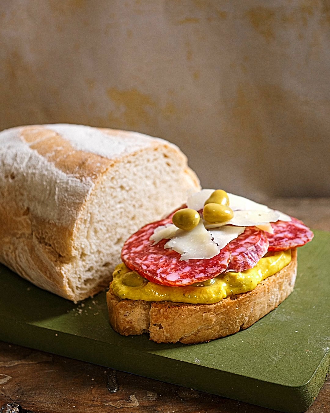 Mind the #Carnival2026 🎭
Il binomio più semplice e più buono di sempre: pane croccante, crema di fave e Salame Felino IGP.
Il Martedì Grasso è servito!
.
.
#MindThePop #MediaRelation #DigitalAgency #Parma