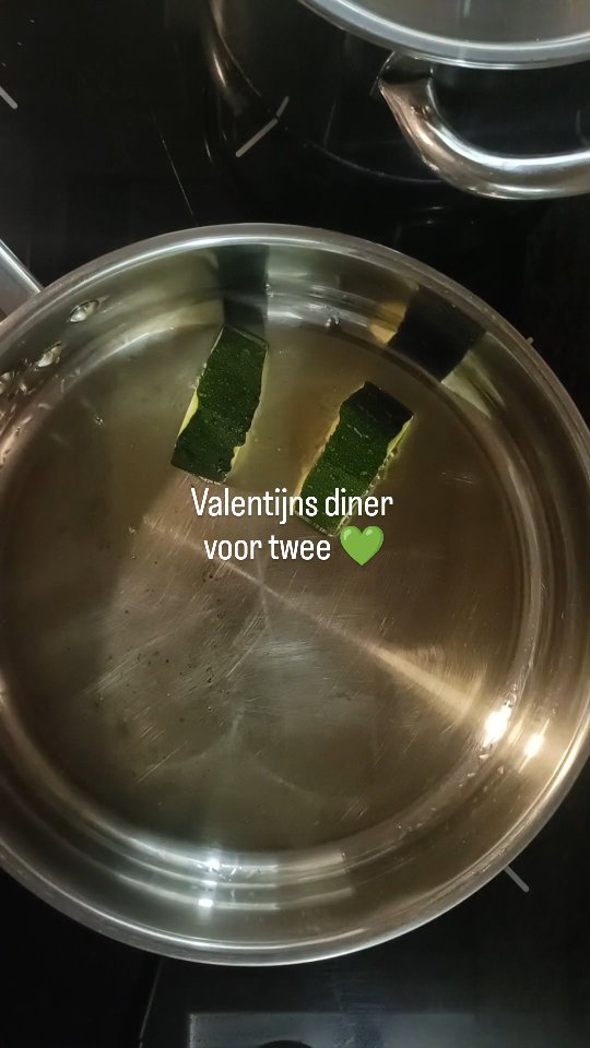 💚 Valentijns diner voor twee!
Romige groene orzo met buffel-mozzarella.
Simpel, gezond en vol smaak. Verras je Valentijn met een diner dat in een handomdraai klaar is… en natuurlijk een paar keer ronddraaien met je blikje Oleef voor extra liefde 👌🏼💫
Wat je nodig hebt voor 2 personen:
Orzo
Voor de saus:
- Courgette (bruin aanbraden in Oleef Messara)
- Knoflook
- Verse basilicum
- Bevroren doperwten
- Spinazie of snijbiet
- Crème fraîche
- Citroen 🍋 (sap en schil)
- Zout & peper naar smaak
Maak het af met:
- Parmezaanse kaas
- Buffel-mozzarella
- Optioneel: kappertjes
- Oleef Messara (of Néos voor een pittige twist)
Kook, serveer en geniet samen! 🥂
#liefdegaatdoordemaag #oleefolijfolie #valentijnsdiner #extravierge #recept