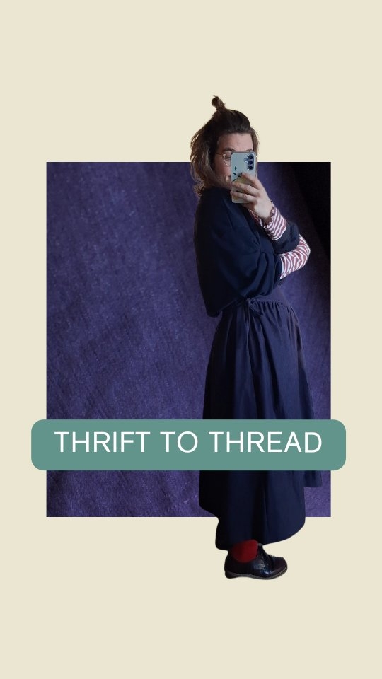 Another thrifty sew ✨🪡
Ik moet toegeven dat ik helemaal geïnspireerd was door een denim rok die @saar_sews eens postte 💚. Ik begon een zoektocht naar tweedehands denim - niet zoooo simpel want ik had best wel wat nodig én ik ben kieskeurig 🫣.
Het patroon zat in een patronenbundel die ik niet zo lang geleden kocht. Het is de #jupemint van @joy.s.couture . Helaas is het patroon niet meer beschikbaar want je kon de bundel maar kort verkrijgen, maar ik voegde bij mijn etsy favorieten (link in bio) wat gelijkaardige modelletjes toe voor wie ook een variant wil naaien ✂️.
Ik heb eigenlijk heel erg genoten van dit project: french seams, burrito methode, topstitching,... Ik heb geen enkele keer de overlock gebruikt en de afwerking is écht heel fijn.
Toch vind ik 'm moeilijk te stylen. Dus stuur me al uw Pinterest inspiratie 🤭. Of laat het gewoon hier weten!
****
Stof: @vinted
Patroon: Jupe Mint @joy.s.couture