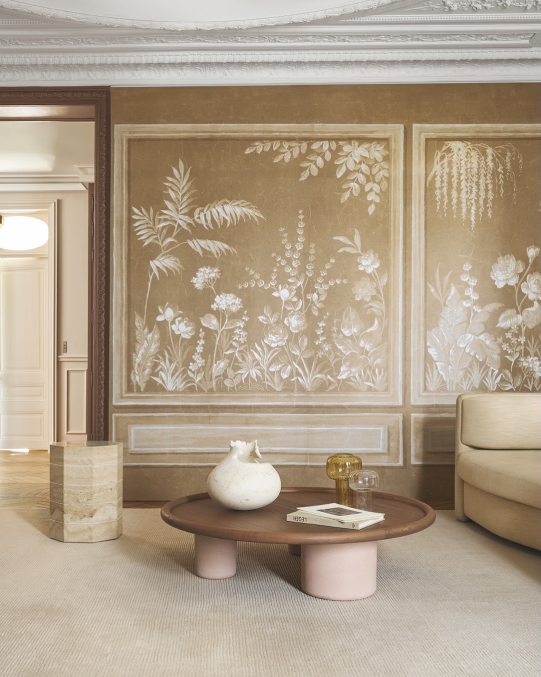 Notre table d’appoint Gisou en travertin, sublimée par un plateau en onyx, capturée lors du dernier shooting Casamance.
Un dialogue subtil entre la minéralité brute et la délicatesse des décors muraux, dans une palette chaude et enveloppante.
Merci à Casamance pour cette mise en scène élégante et inspirante, où chaque matière trouve sa juste place.
@casamance_official
Styliste photo @valerie.esperon