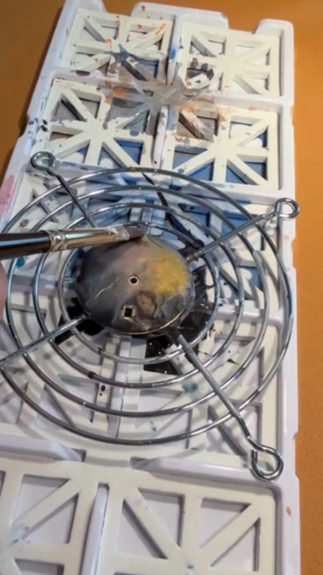 A limited M02 collection, made up of 5 unique pieces, featuring dials hand-painted by the artist Toni Art.
Five dials that share a single vision.
Fragments of the universe inspired by the cosmos and ancient mechanisms, born from the meeting of art and watchmaking and transformed into beating hearts to wear on the wrist.
Beneath sapphire crystal, time doesn’t simply pass: it breathes, it vibrates, it moves.
Each M02 holds matter, light, and artistic vision—created for those who are not simply looking for a timepiece, but for an artwork to live with every day.