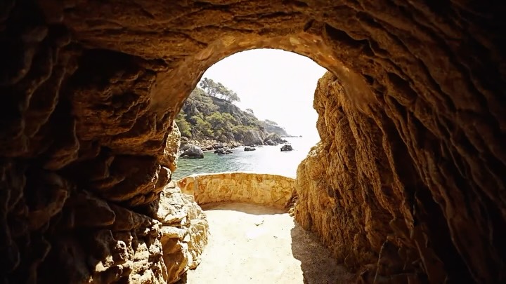 I keep noticing how the world frames itself for us, a window, a cave, lines everywhere, and our eyes land exactly where they need to.
#filmmaker #creativedirector #dohaqatar