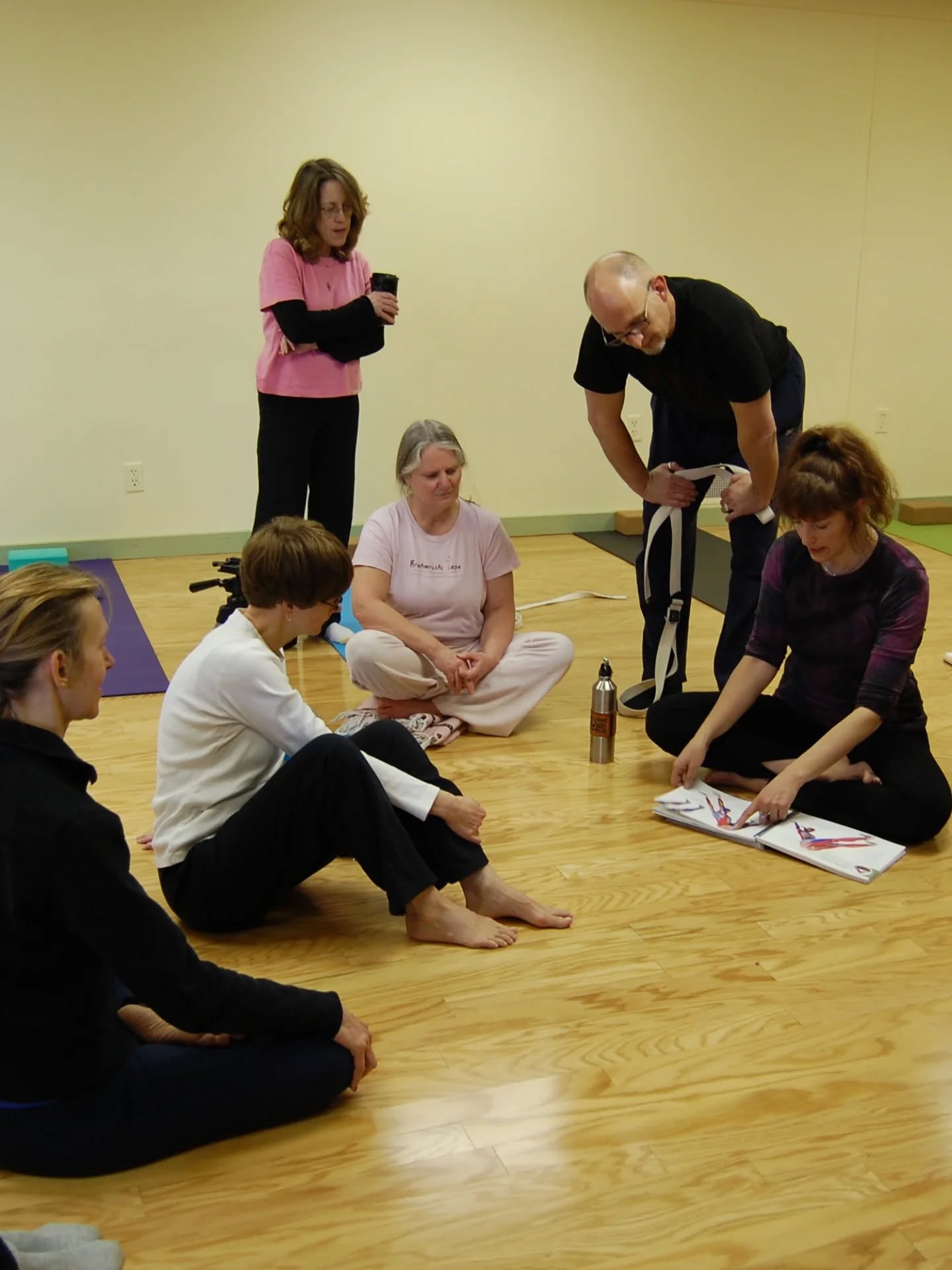 ✨ Found some throwback snaps from my yoga teacher training at @yogaplace.yogacentral (the 15th of February, 2009, Ohio, USA). That was a day-long workshop on inversions with the wonderful @rhondakuster 💗
💪 In photos 2 & 3, I was guided into peacock pose, an arm balance. My younger self was so excited to be challenged! That weekend I fell in love with headstands and practiced them for years. They gave me confidence and strength at a time when my life felt full of big dramas. Sometimes I think I survived it all because my head was cooling in this upside-down orientation 😉
🌿 That said, I don’t teach headstands in my classes. Inversions need careful preparation, and mixed-ability classes aren’t the safest place to explore them. They can feel intimidating, and the focus can easily shift from breath and awareness to “nailing” the pose or feeding the ego - not what yoga is really about. I only teach them in 1:1 sessions/workshops, when the student is ready. 🧘
#asana #headstand #ytt #inversiones