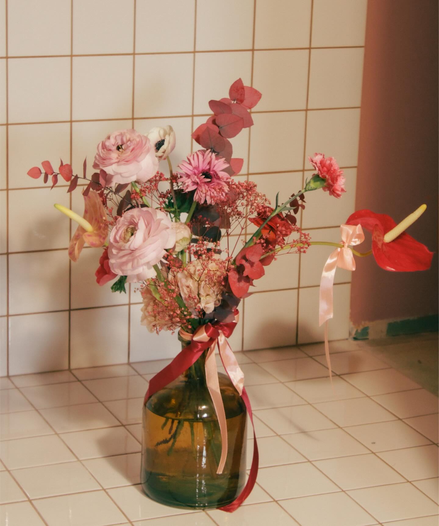 random recap de notre FIRST LOVERS PARTY in the hood d’Arnaud ❤️🔥
Ayyyy el amoooor mi vidaaaaa !!! Quelle puissaaance !!! ❤️🔥❤️🔥❤️🔥🧯🧯🧯🧯
Longue vie au romantisme. Sous toutes ses formes.
Romantisons. Romantisons !!!
On a adoré vous voir arriver chargés pour votre amour :des sacs Sephora, du parfum, des cookies… du POULET FRIT (oui, pour l’amour de Dieu 🥹), des chaussures, un poème écrit à la main sur papier ancien🫶🏾, du champagne, un pot de glace…
And also GROS KIFF à toutes les copines qui offrent des fleurs à leurs copines : on pleure de beauté. C’est beau. C’était beau. Nous sommes merveilleuses.
MERCI d’avoir partagé vos histoires d’amour avec nous, par texto et en boutique.
C’est ça, le sens. C’est là, le bonheur : d’être face to face with you all, et plus en atelier fermé.
Besitos de estas dos románticas enamoradas 🦋🦋
Ps: merci a notre caissière star @_velvet_poppy_ à nos livreurs si efficaces @paulo313 @sal0ca avec un réveil très tôt, et à @pierrenuffer pour récupérer notre recharge last minute de florecitas 🌼