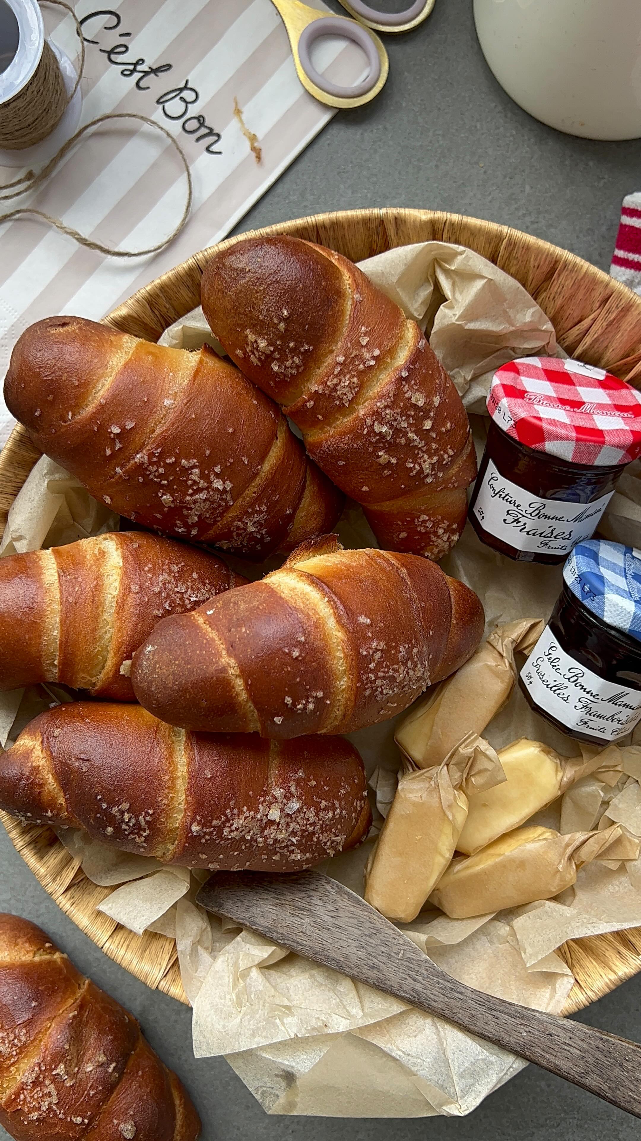  🥐 🥖
הכנתי לחמניות בסגנון קרואסון חמאתי
קריספיות מבחוץ ורכות עננים מבפנים
או בקיצור משלוח מנות שהייתי שמחה לקבל 😉♥️
המתכון באתר שלי חסי סגל בגוגל
#croissant #משלוחמנותלפורים